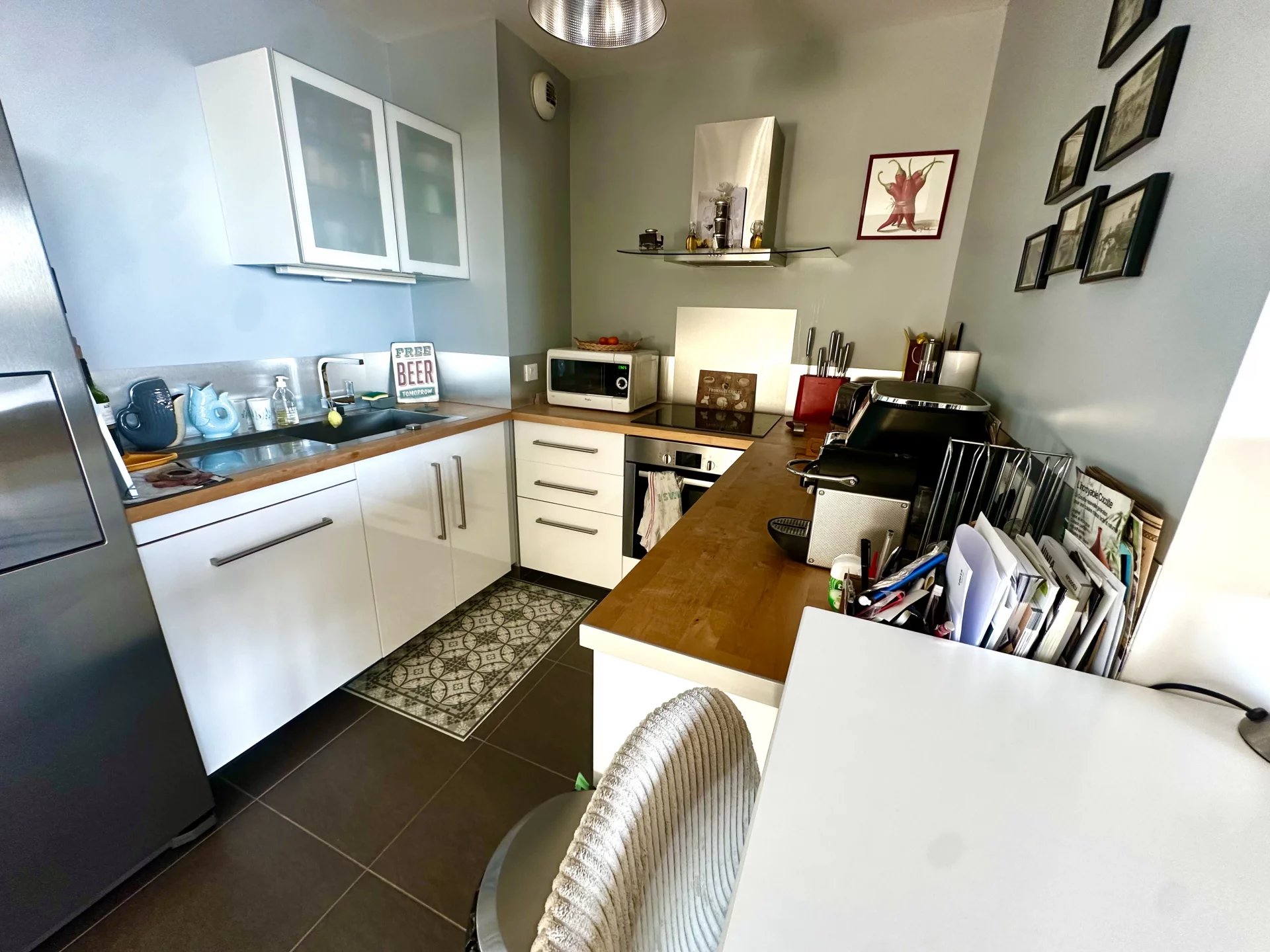 un dernier étage, 1ere ligne,  3 chambres, terrasse vue mer  plein sud ,parking et cave .