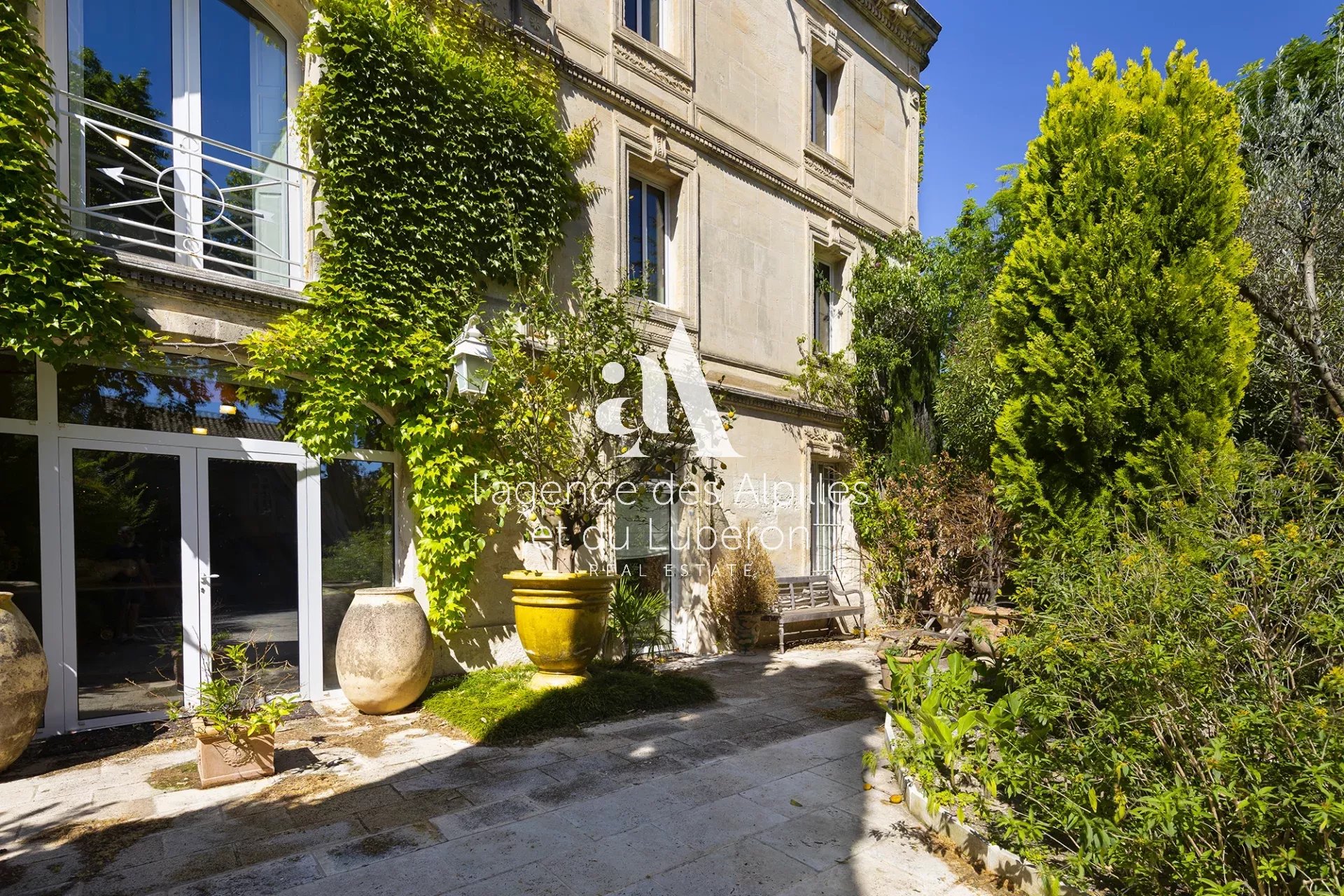 Maussane les Alpilles à vendre maison cour