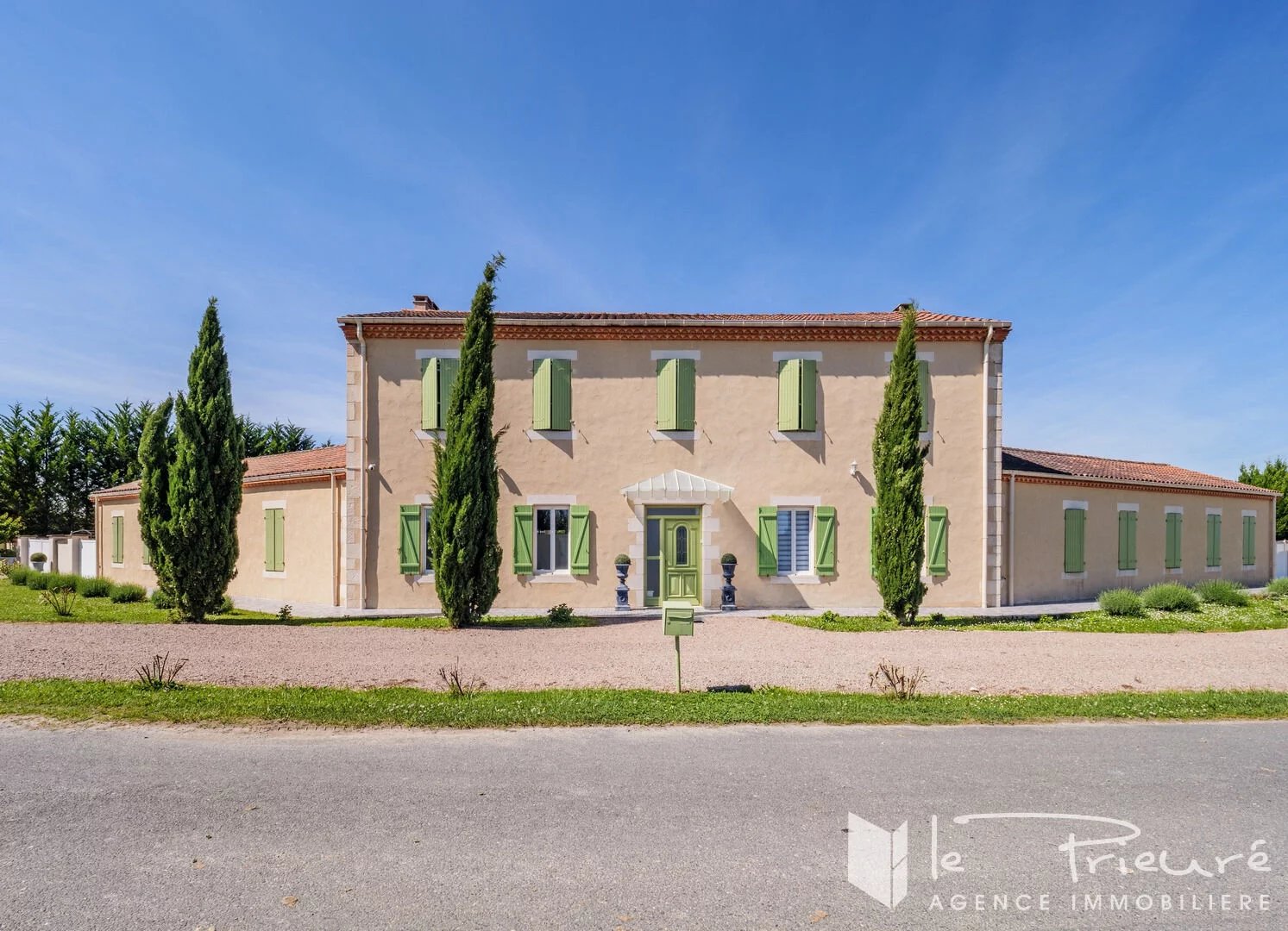 Grande maison familiale avec piscine et espaces indépendants à aménager