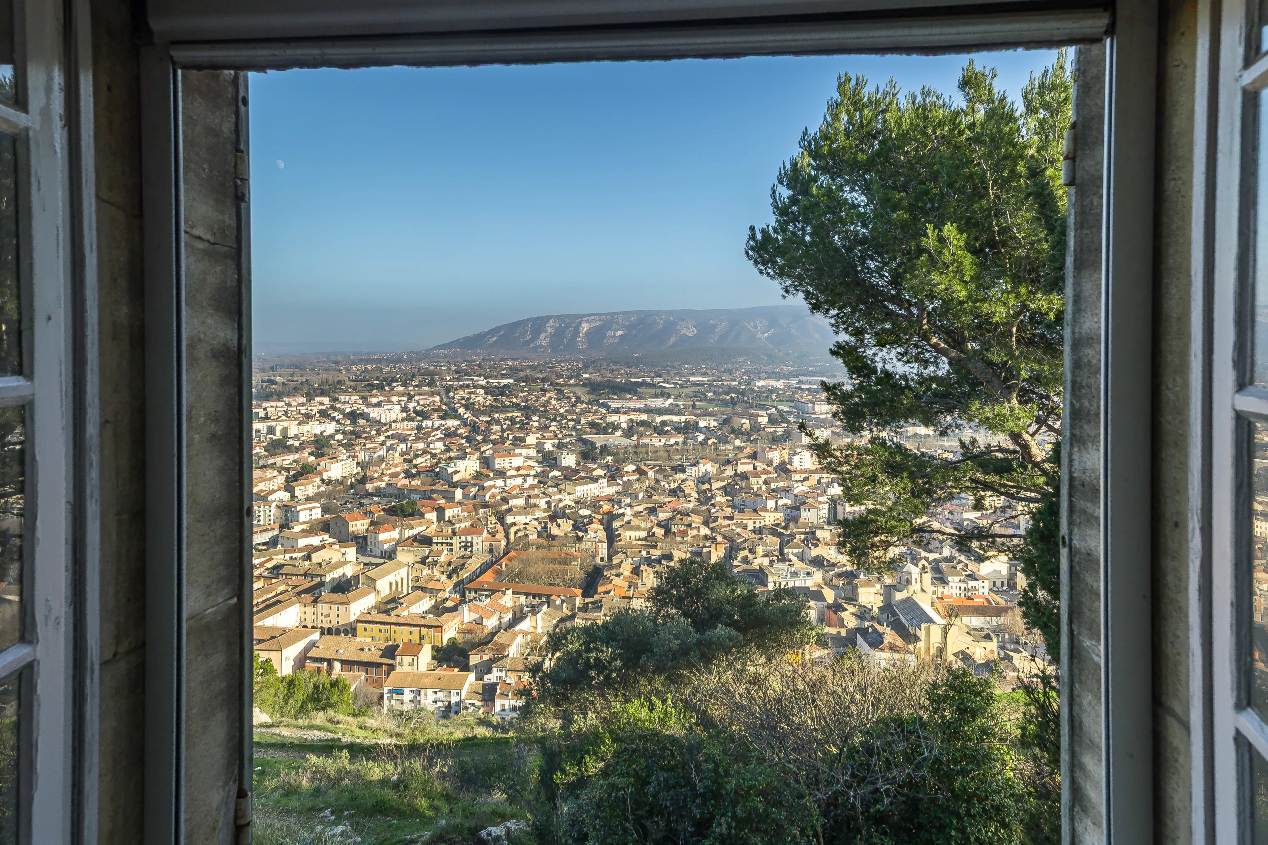 House with exceptional panoramic views over the Luberon. Cavaillon, Provence