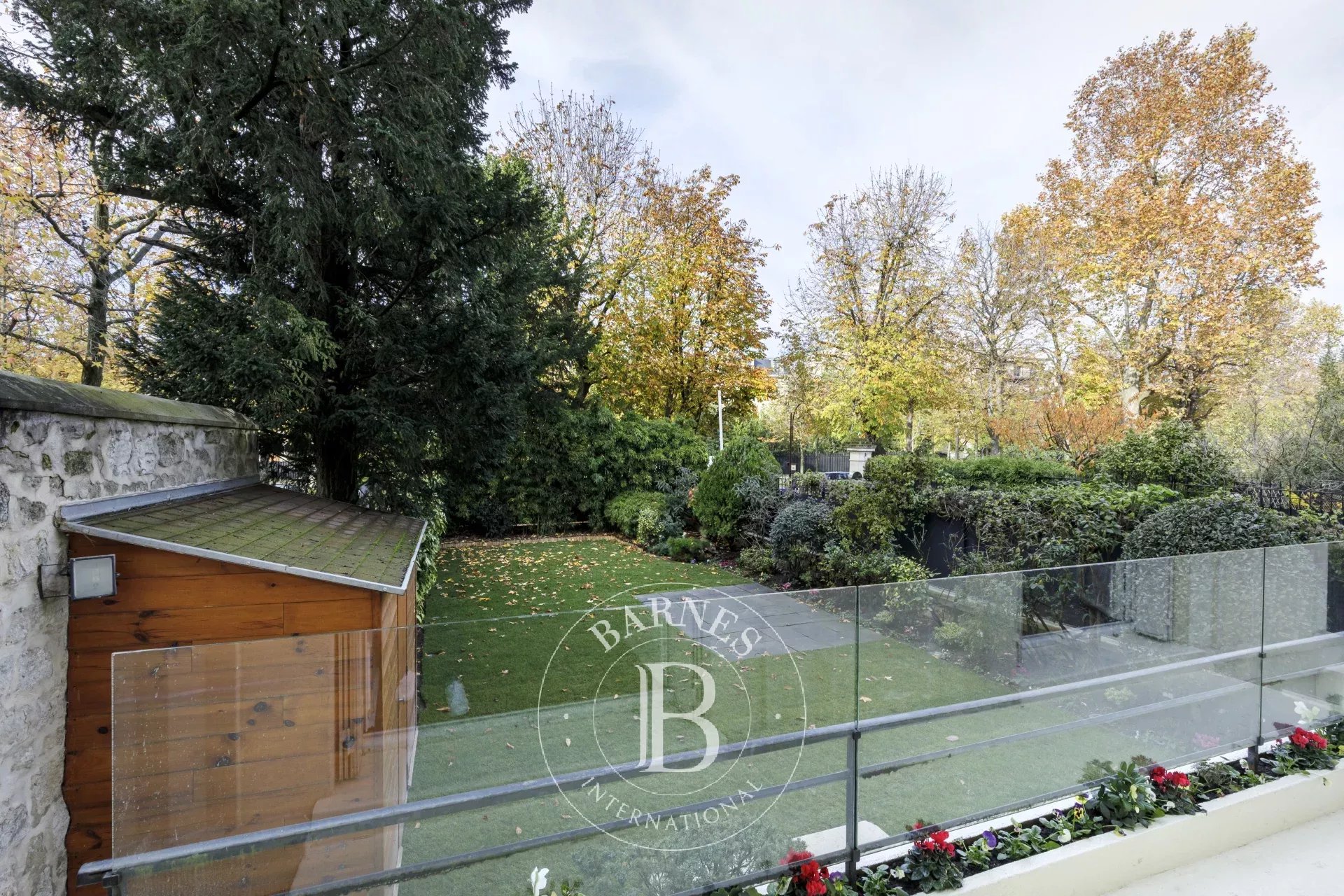 1930s MANSION - PRIVATE STREET - GARDEN - NEUILLY / SAUSSAYE-PERRONET - picture 4