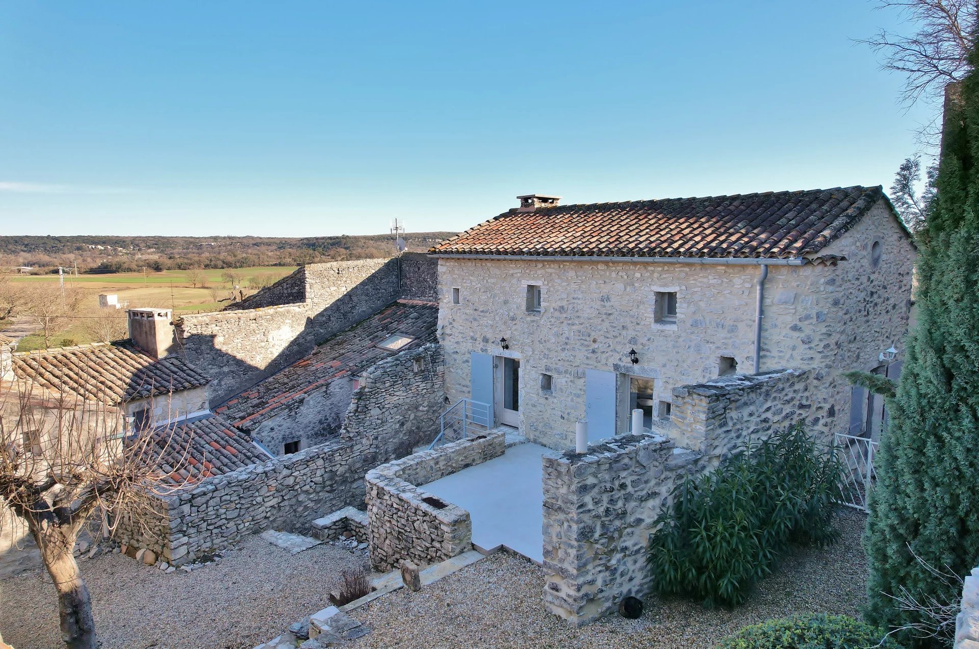 Maison de village en pierre avec belle cour