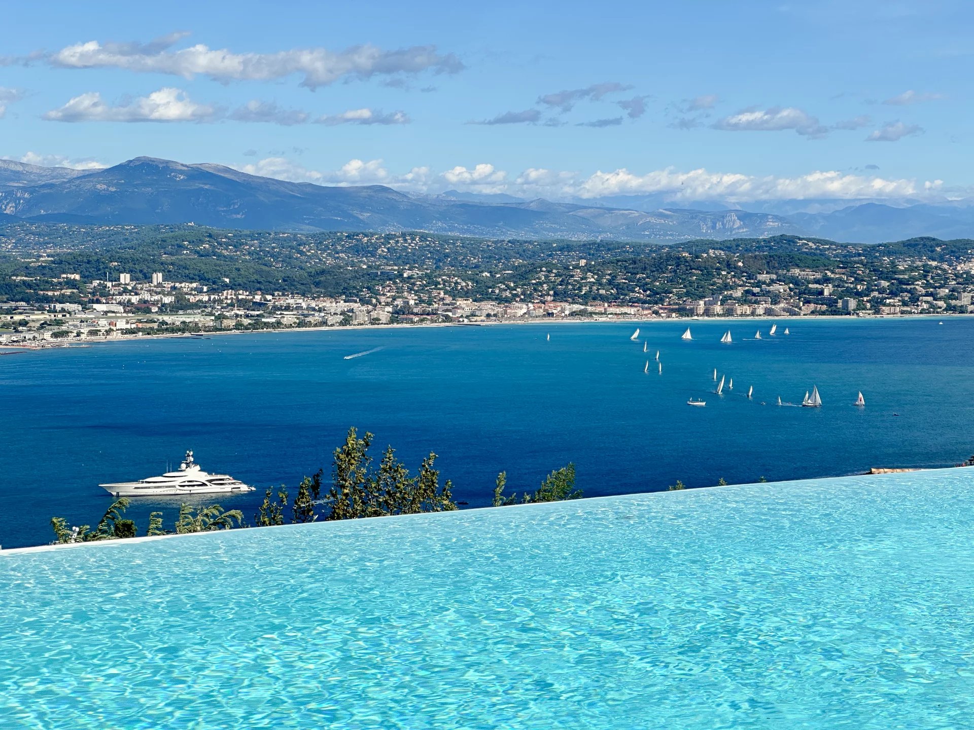 Property overlooking the Cannes Bay