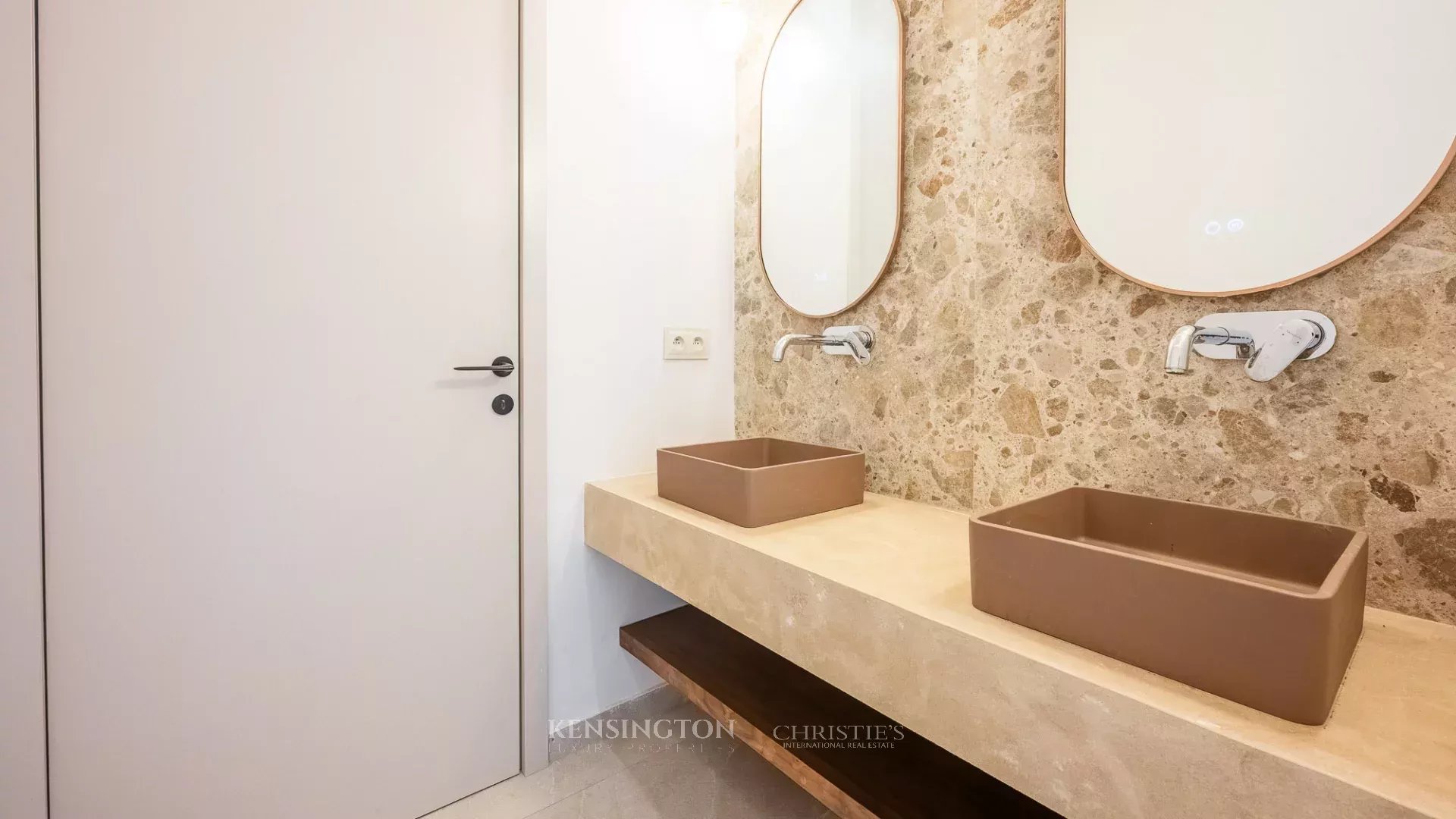 5 Bedroom Villa/Townhouse's Image 14