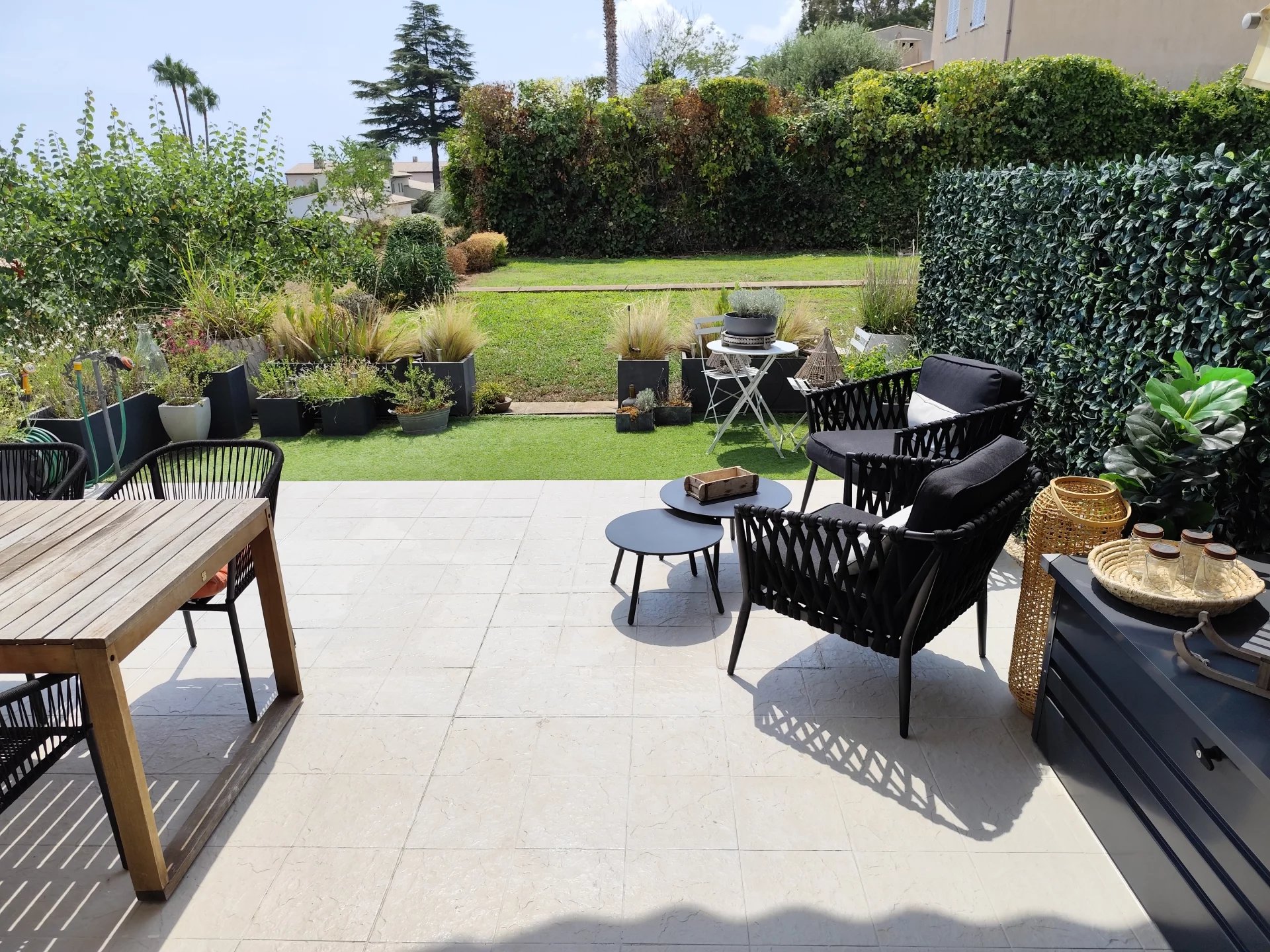 SALE HAUTS DE VAUGRENIER APPARTMENT 3 ROOMS 583 000.-€