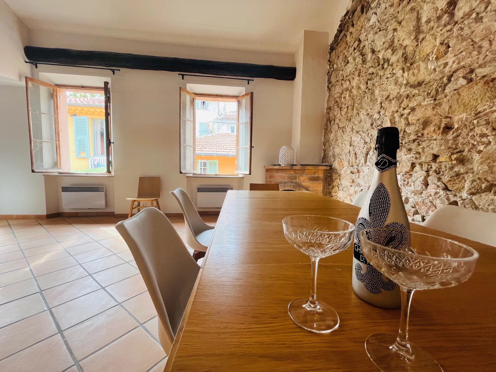 MAGNIFICENT LOFT ON THE TOP FLOOR WITH EXPOSED STONES AND BEAMS, SEA VIEW, CLOSE TO THE BEACHES AND RESTAURANT
