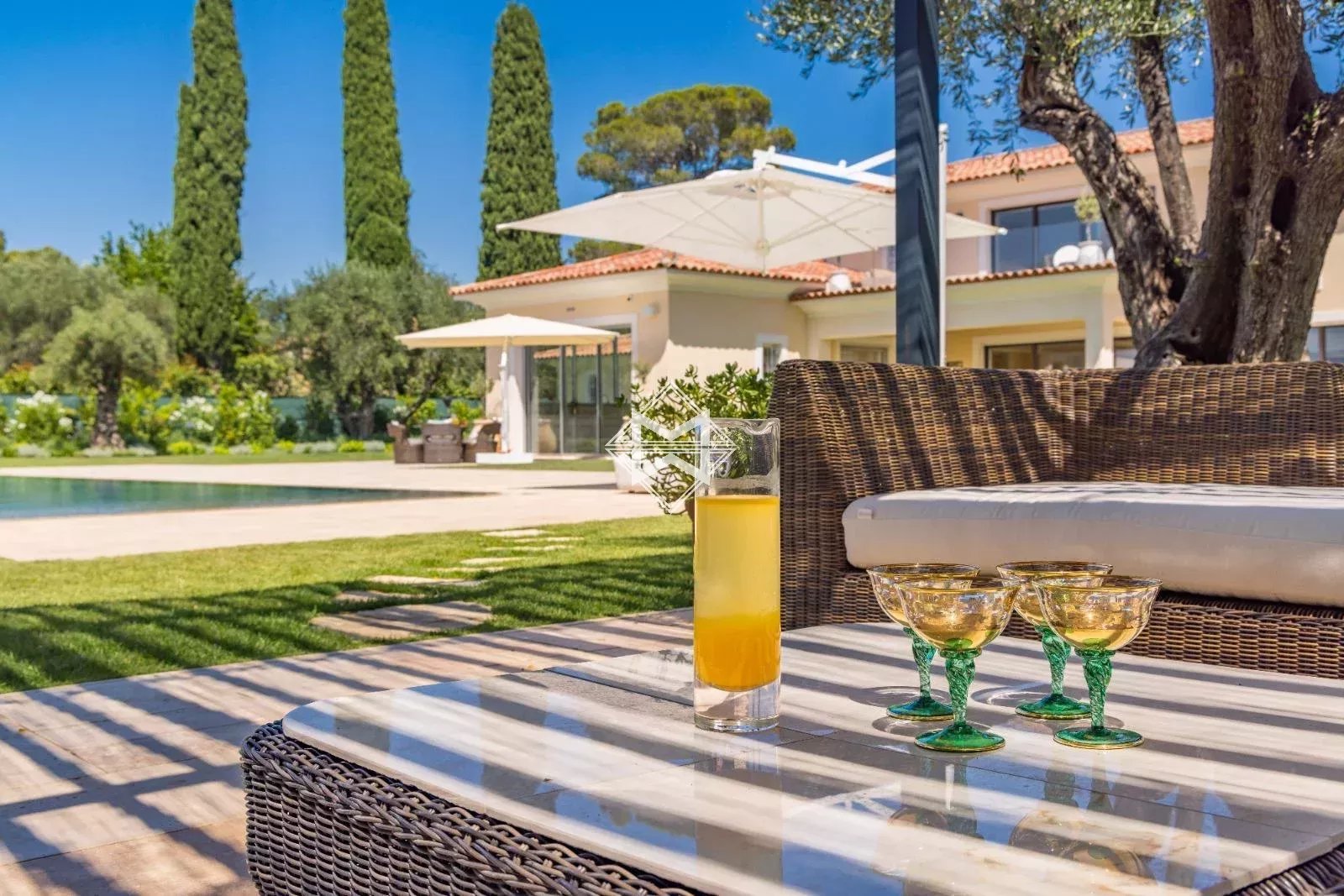 06250 MOUGINS VILLA