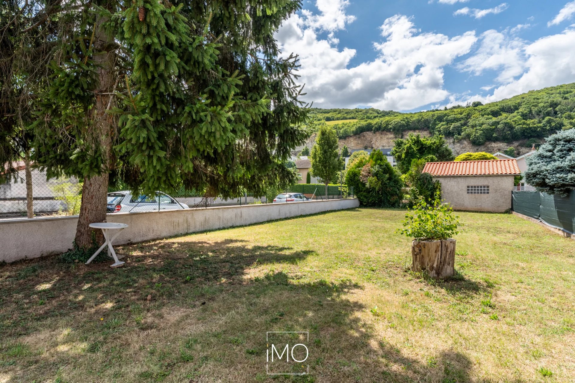 Maison d'environ 80 m² + 40 m² aménageables avec terrain 913 m²