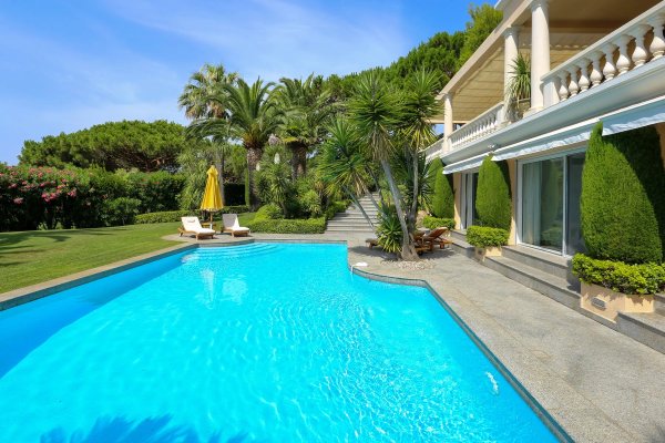 Luxury Villa Saint-Tropez: Legacy Estate Steps from Tahiti Beach — photo 4