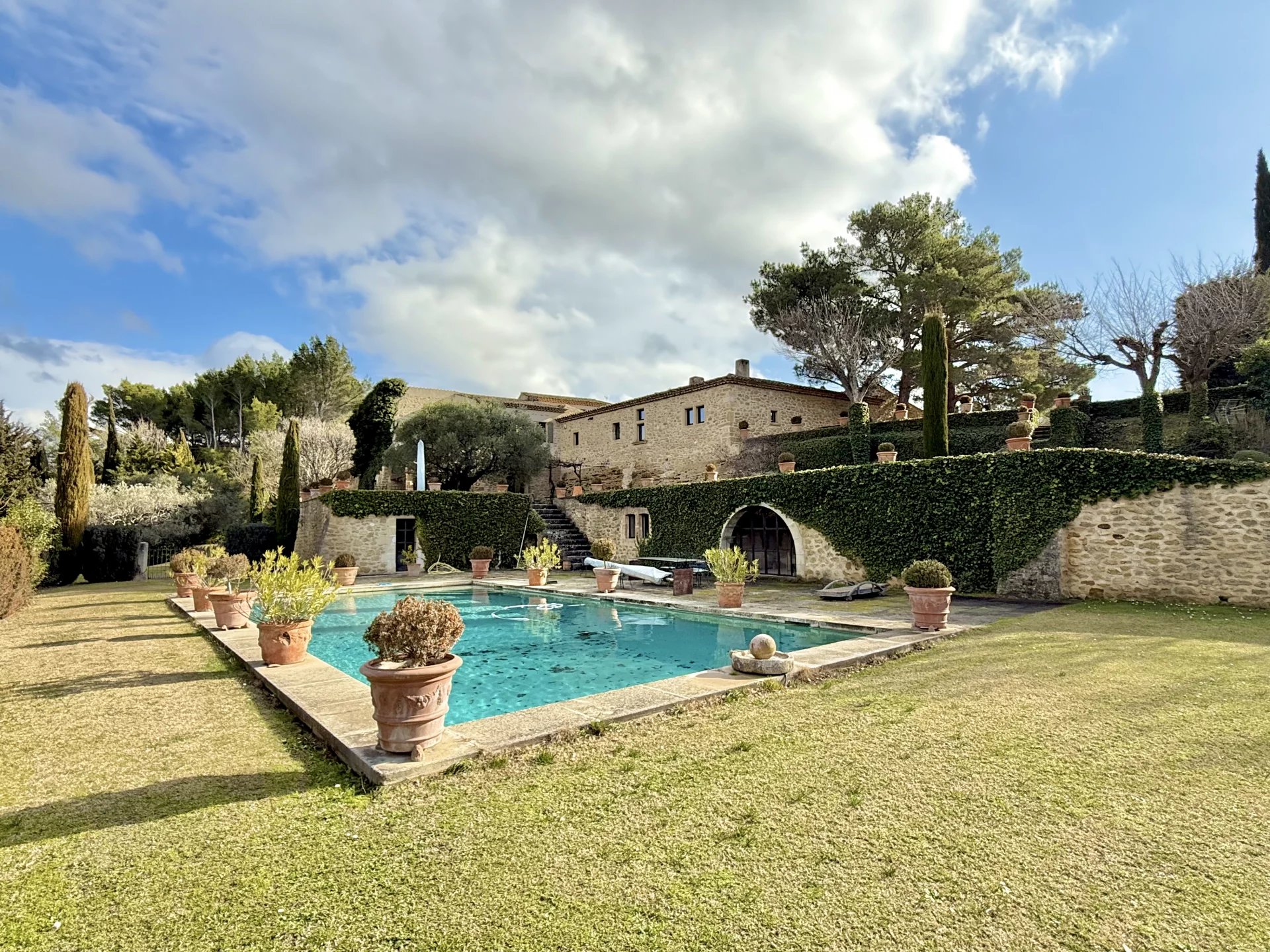 LOURMARIN / LARGE 19TH CENTURY PROPERTY - VILLAGE CENTER ON FOOT