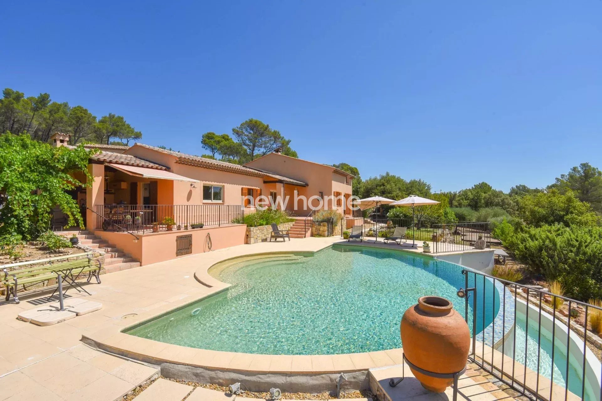 Propriété d'exception à Lorgues avec vue panoramique et appartement indépendant