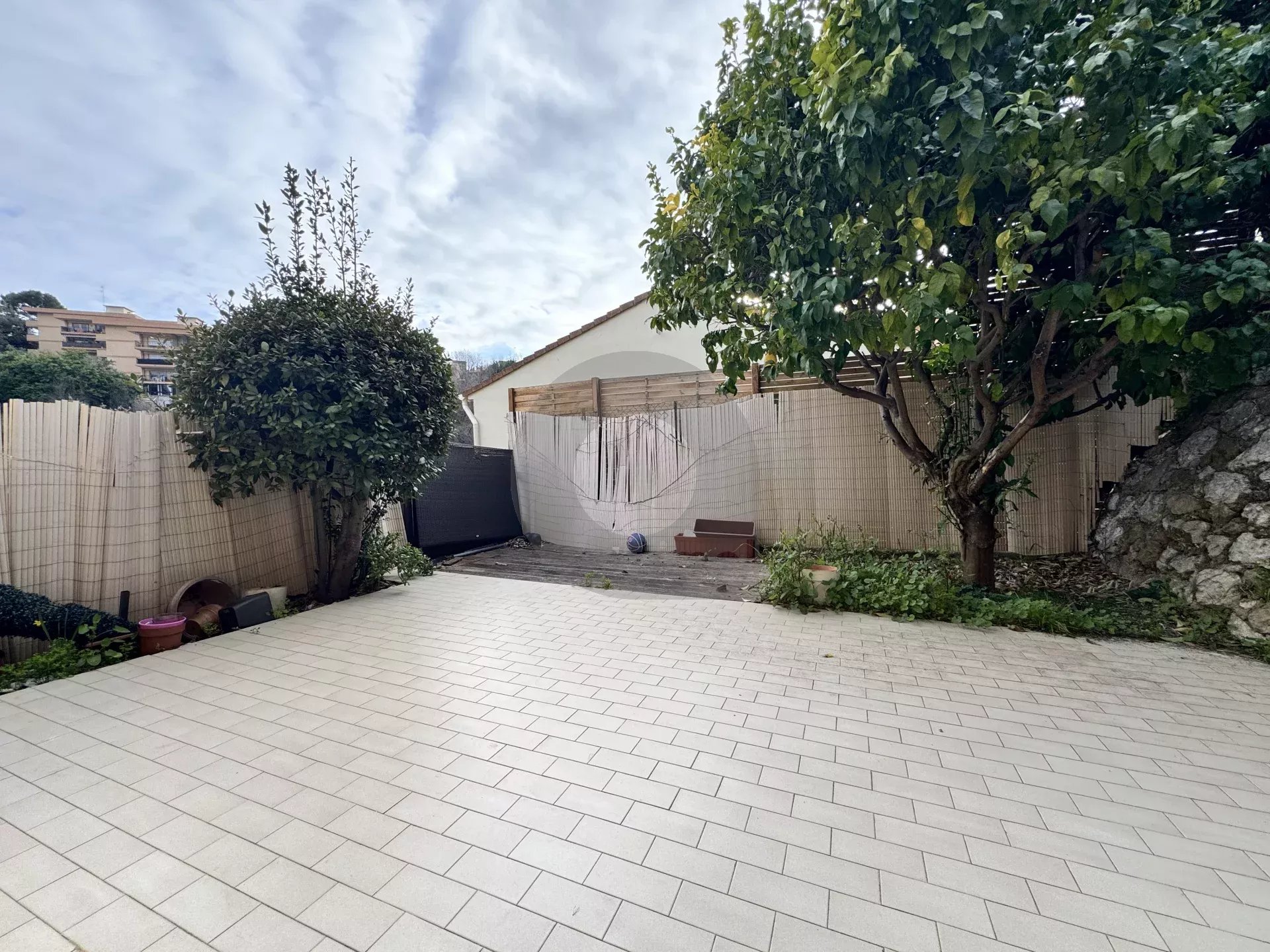 ROQUEBRUNE 4 PIÈCES JARDIN TERRASSE DOUBLE GARAGE