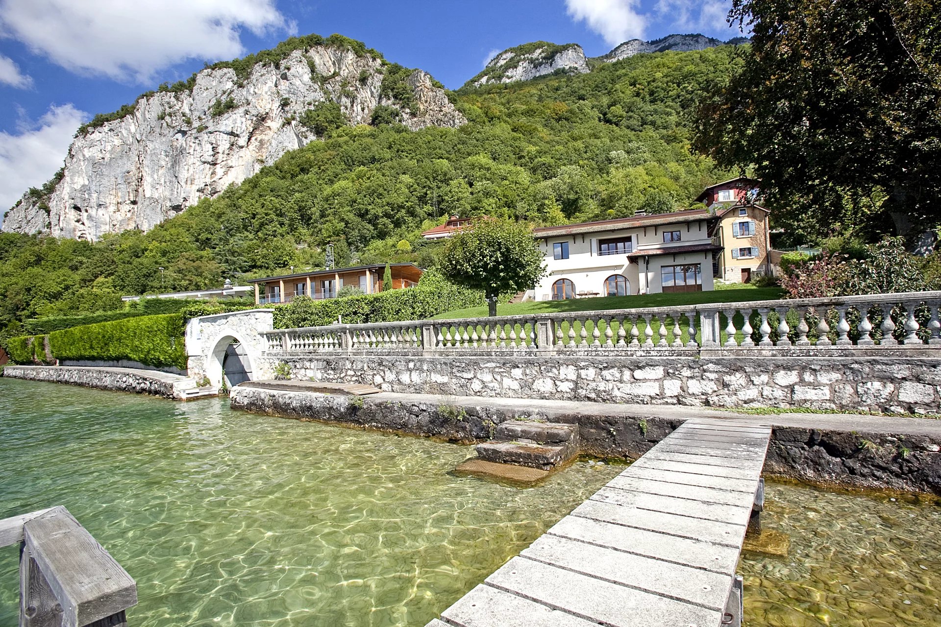 Veyrier du Lac, propriété pieds dans l'eau