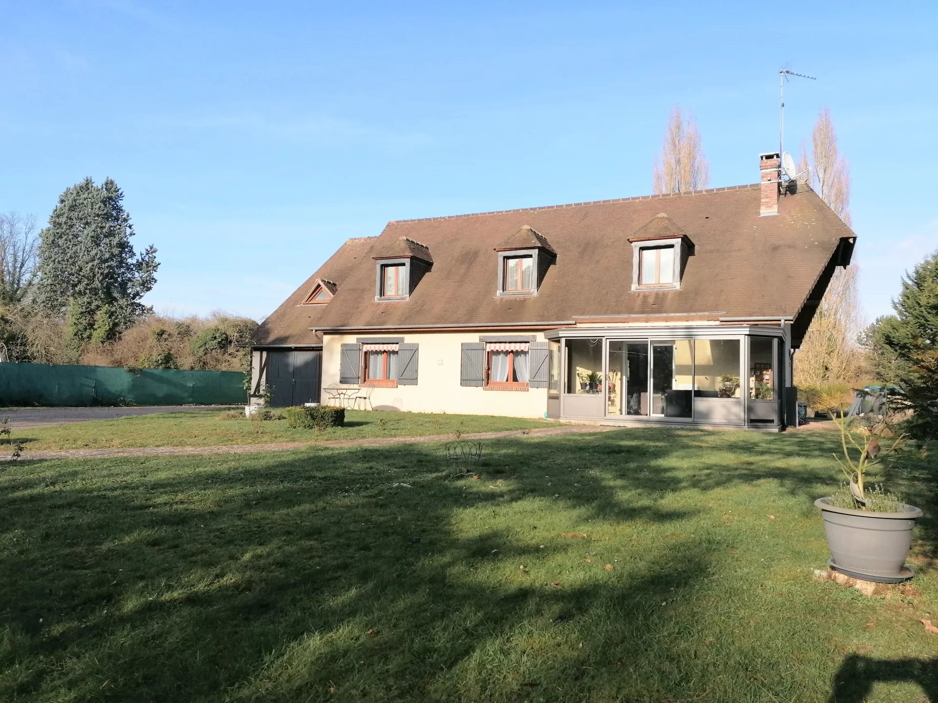 Superbe Maison F8 de 180 m2 avec Etang, Garages, et Véranda.