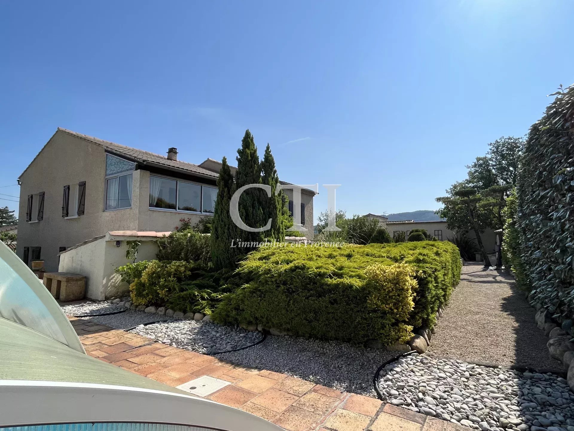 0 A VENDRE VILLA PROVENCALE 3 CHAMBRES + BUREAU JARDIN PISCINE VUE SUR LE MONT VENTOUX CALME PROCHE CENTRE VILLE COMMODITES DE VAISON  LA ROMAINE A PIED
