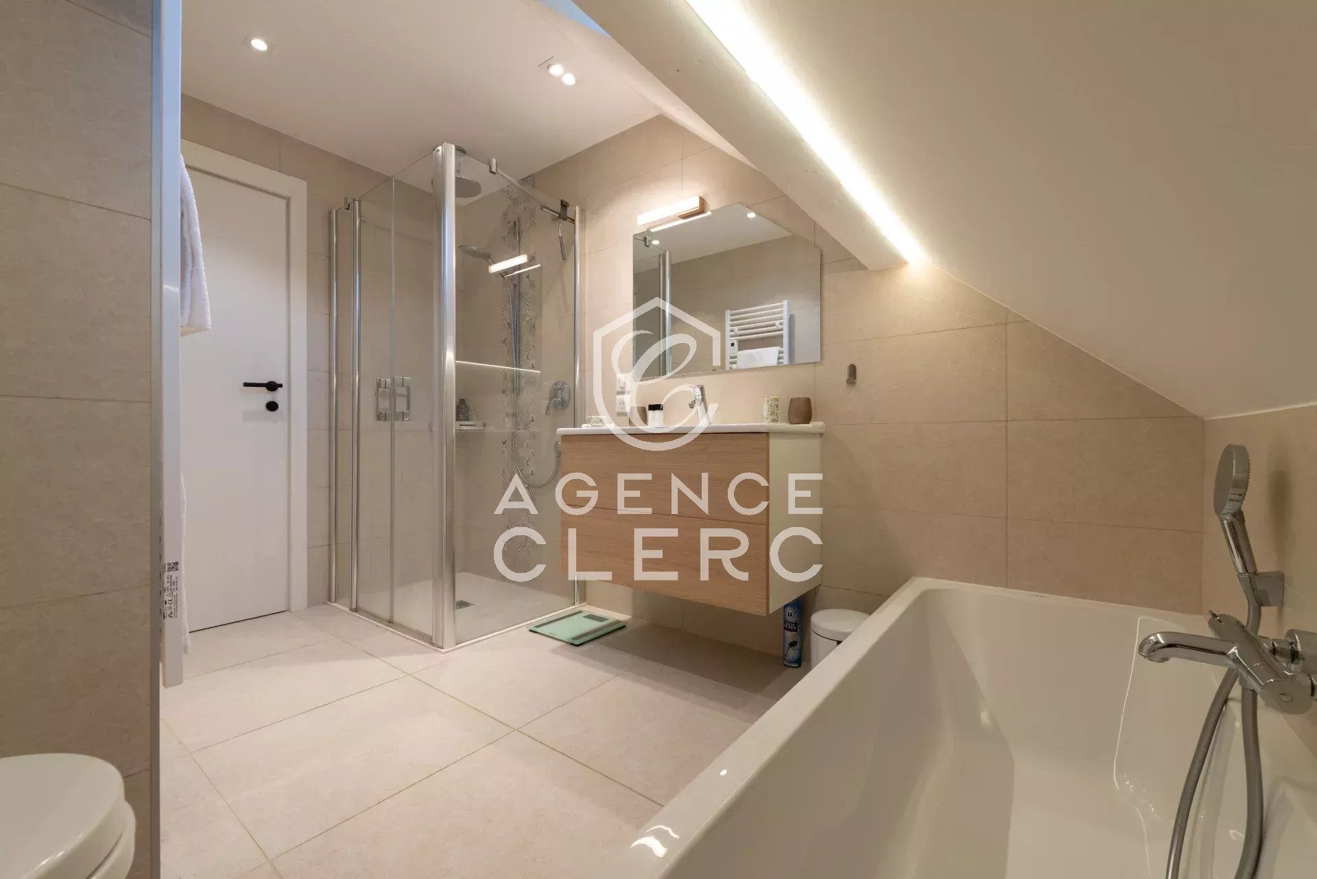 6 Bedroom Villa/Townhouse's Image 14
