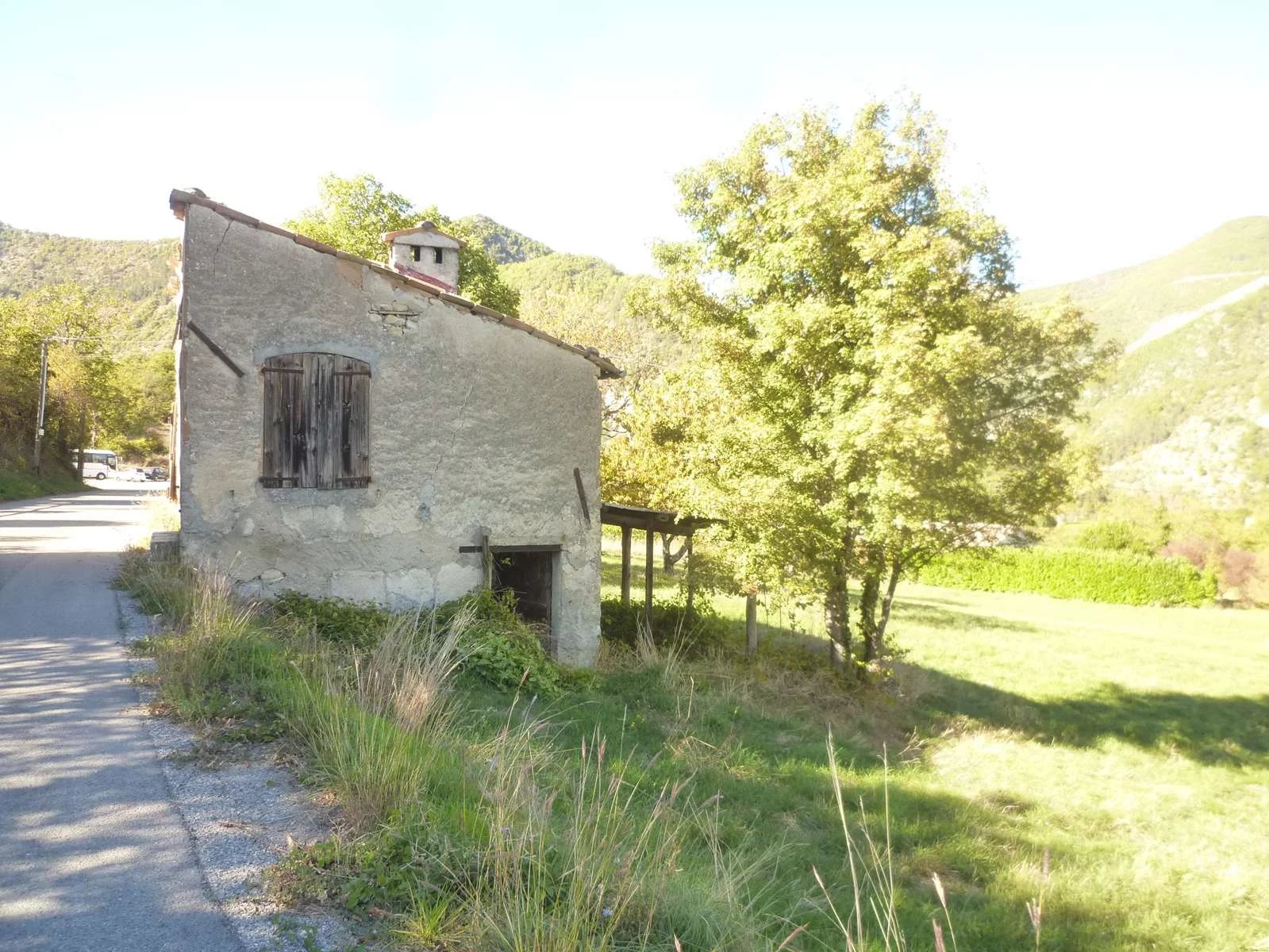 Grange et terrain constructible 2586 m² - Photo 2