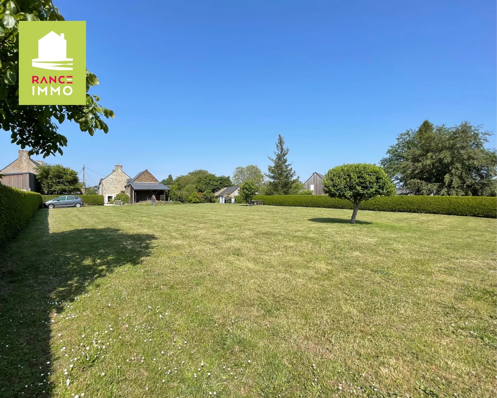 TERRAIN CONSTRUCTIBLE À VENDRE – LA VICOMTÉ-SUR-RANCE – CENTRE BOURG