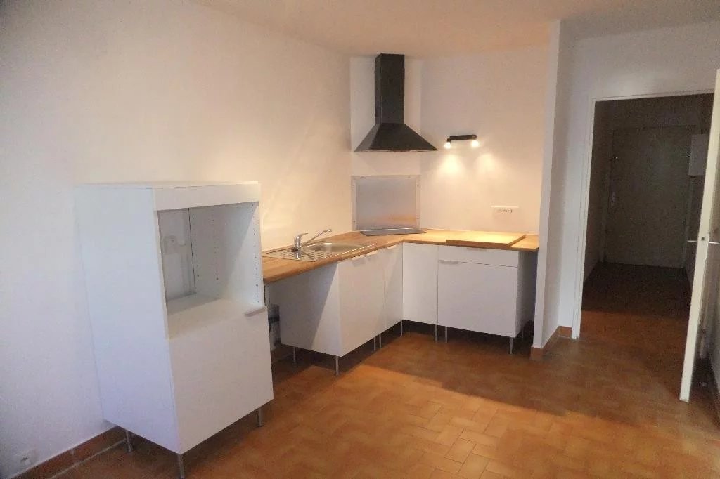 Ales, proche gare, type 2 au rez-de-chaussée avec parking sé