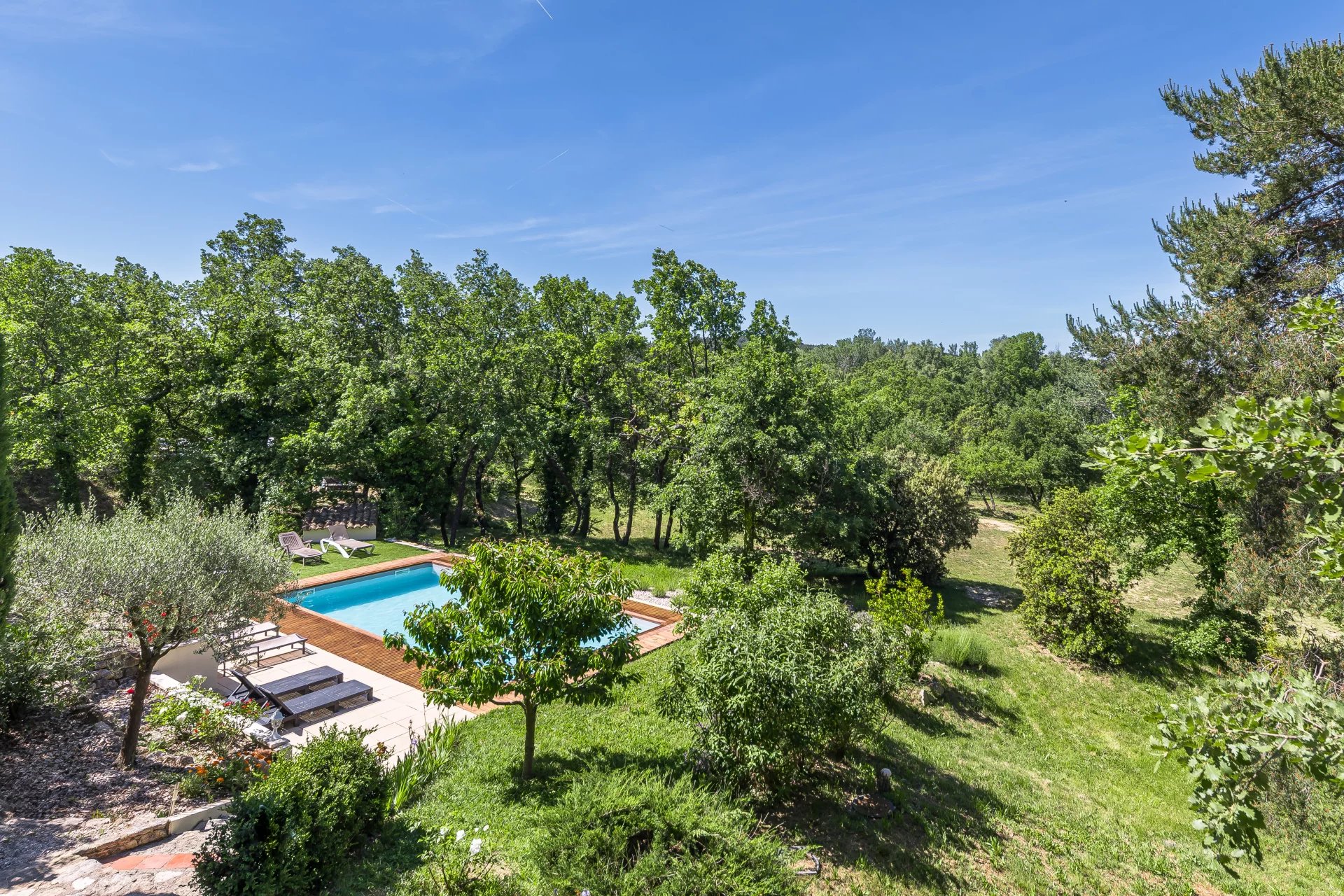 Close to Gordes – Elegant charming property with views, guest cottages, pool, and landscaped grounds