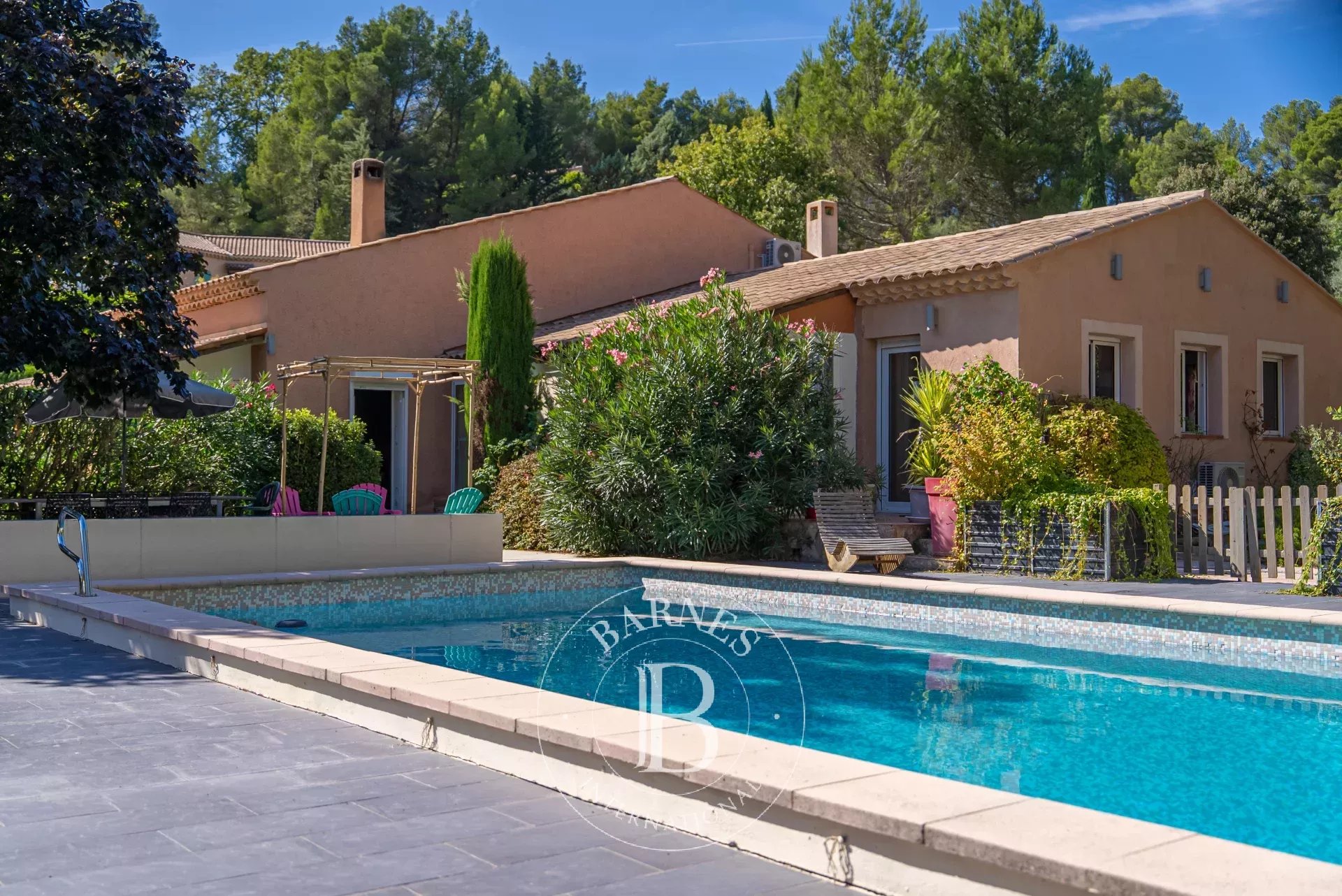 SOUTH LUBERON – VILLA 300 M² – 5 BEDROOMS – STUDIO – SWIMMING POOL – ANNEX – 3,000 M² PLOT