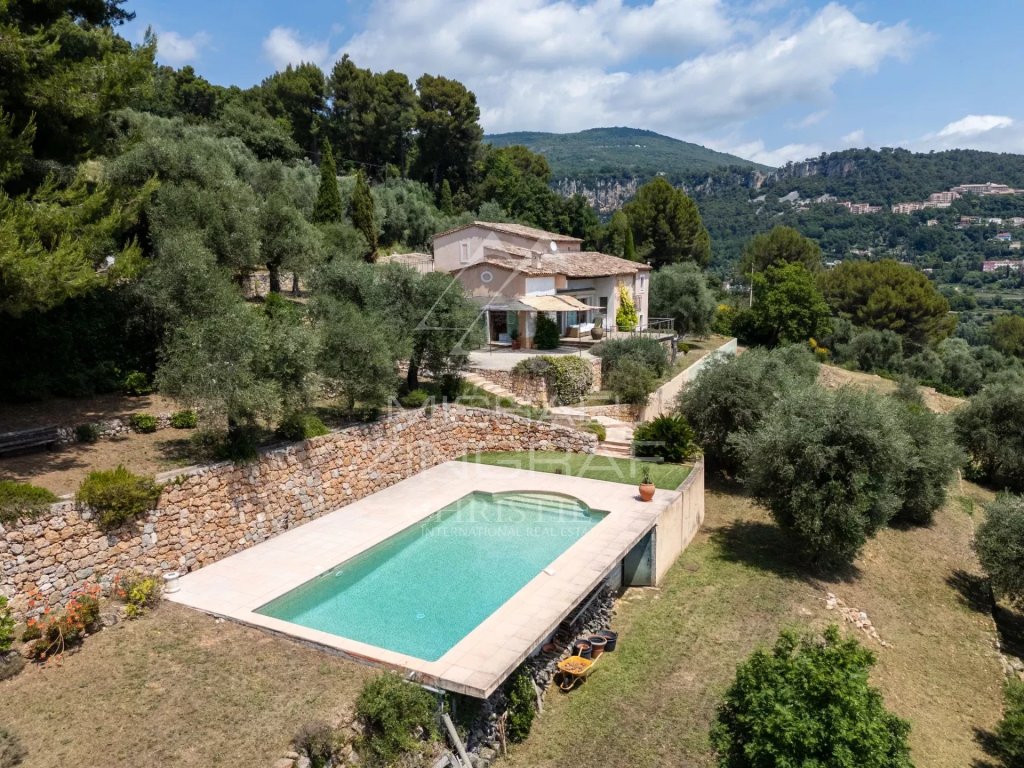 Villa for sale in Grasse — Elegant Provençal villa