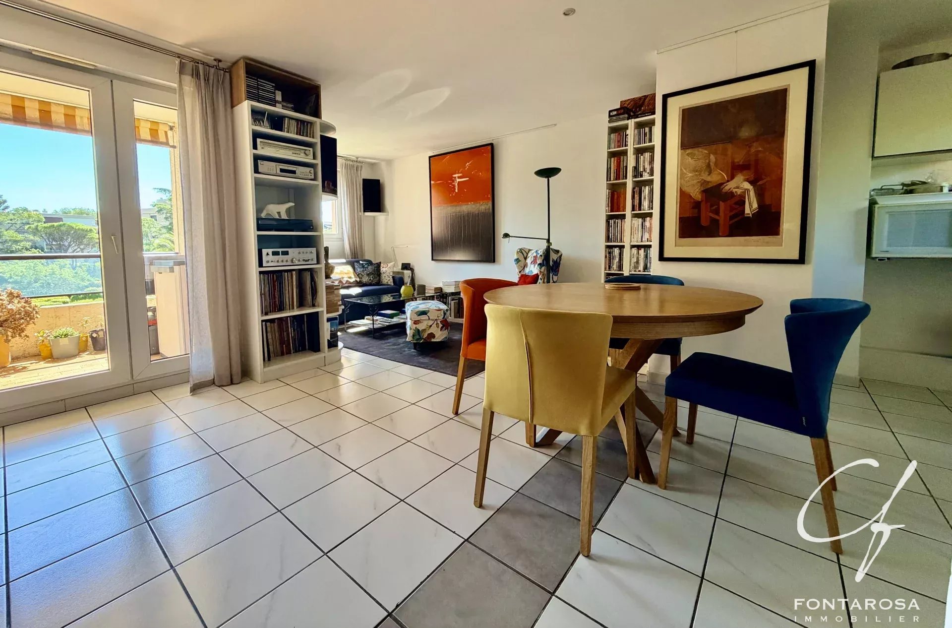 Saint-Raphaël – Valescure: Pleasant 3-room crossing apartment with loggia, garage, and swimming pool