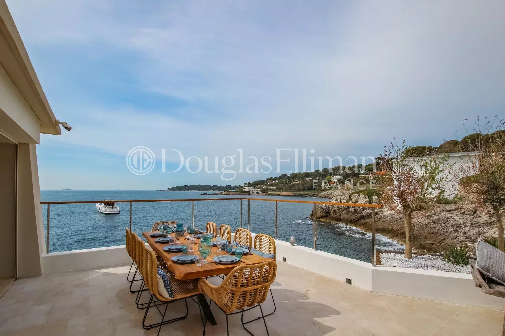 CAP D&rsquo;ANTIBES – Villa moderne en bord de mer - Image nᵒ2