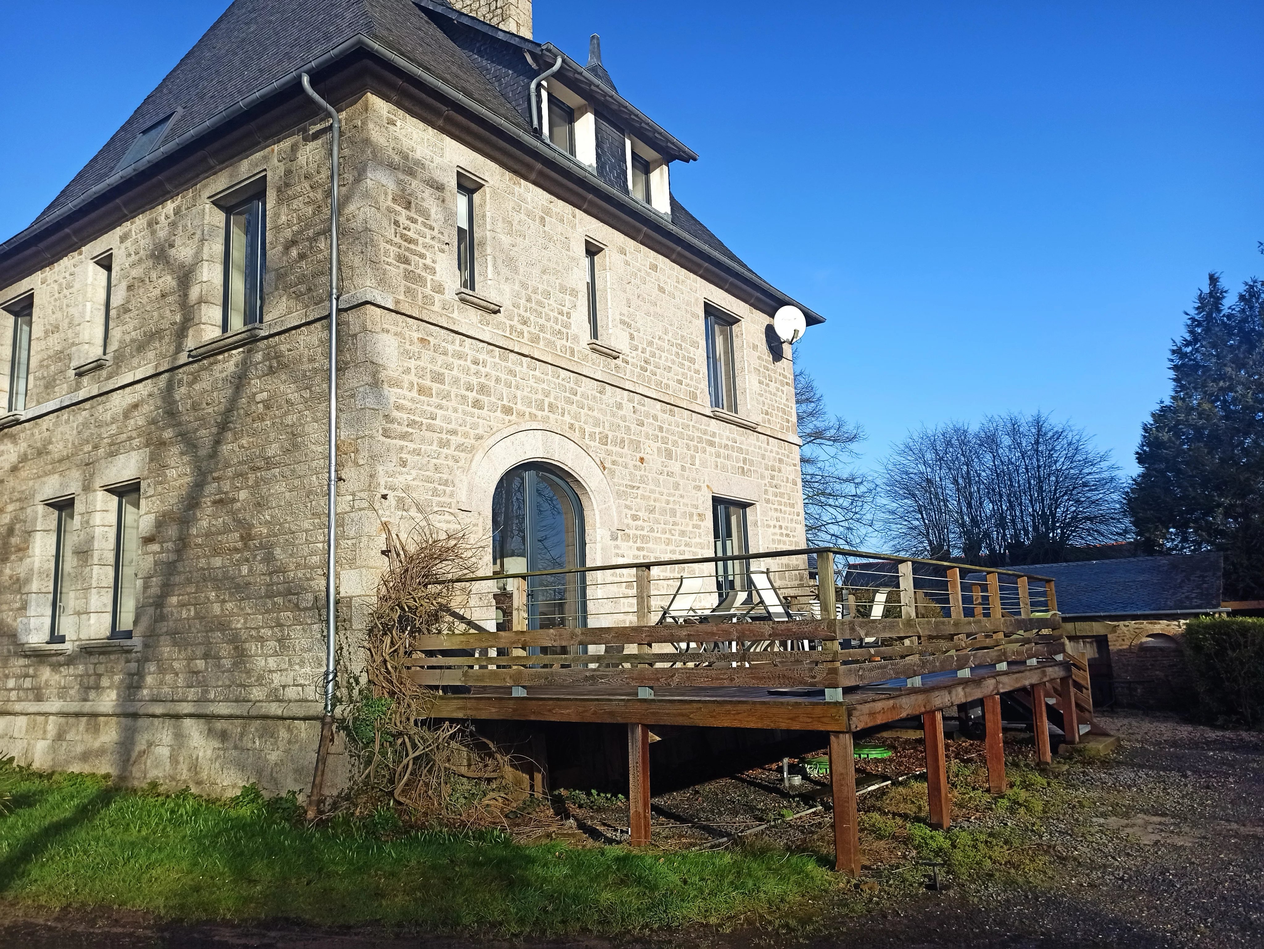 MANOIR FAMILIAL SUR LES BORDS DE RANCE.  7 min DINAN  –