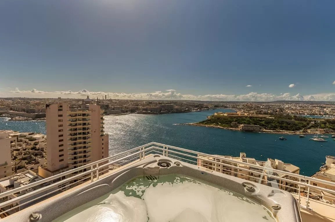 Luxurious Penthouse with Stunning Seaviews in Fort Cambridge