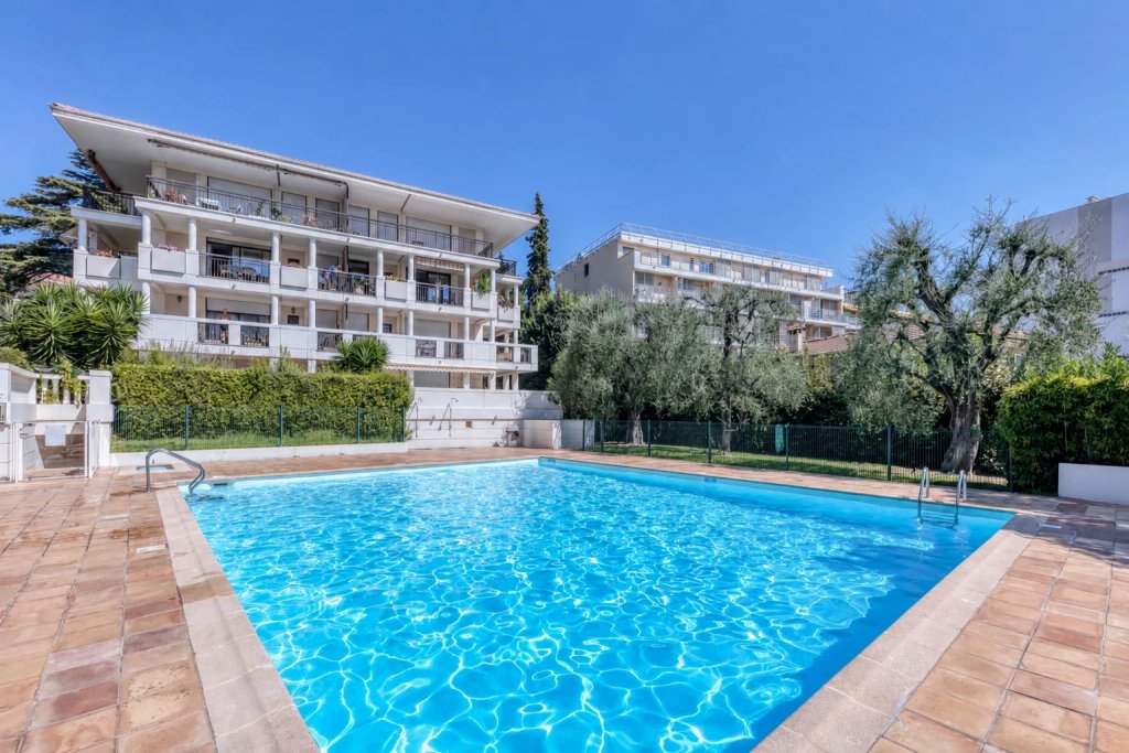 Apartment for sale in Cannes — CANNES, Petit Juas – 3-room flat with swimming pool, garage, parking space and cellar
