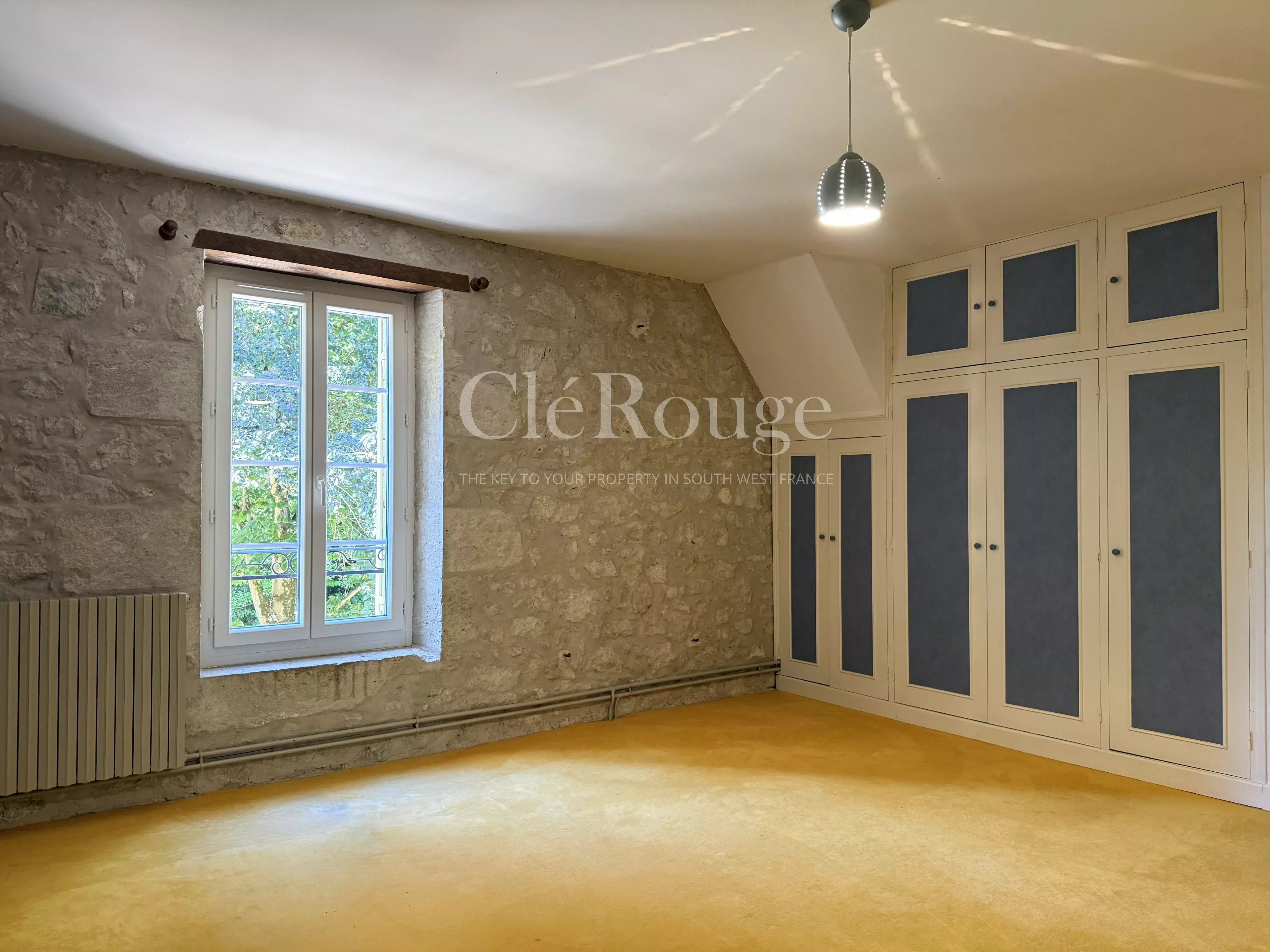 Close to Duras - Characterful and spacious property with swimming pool and stunning views