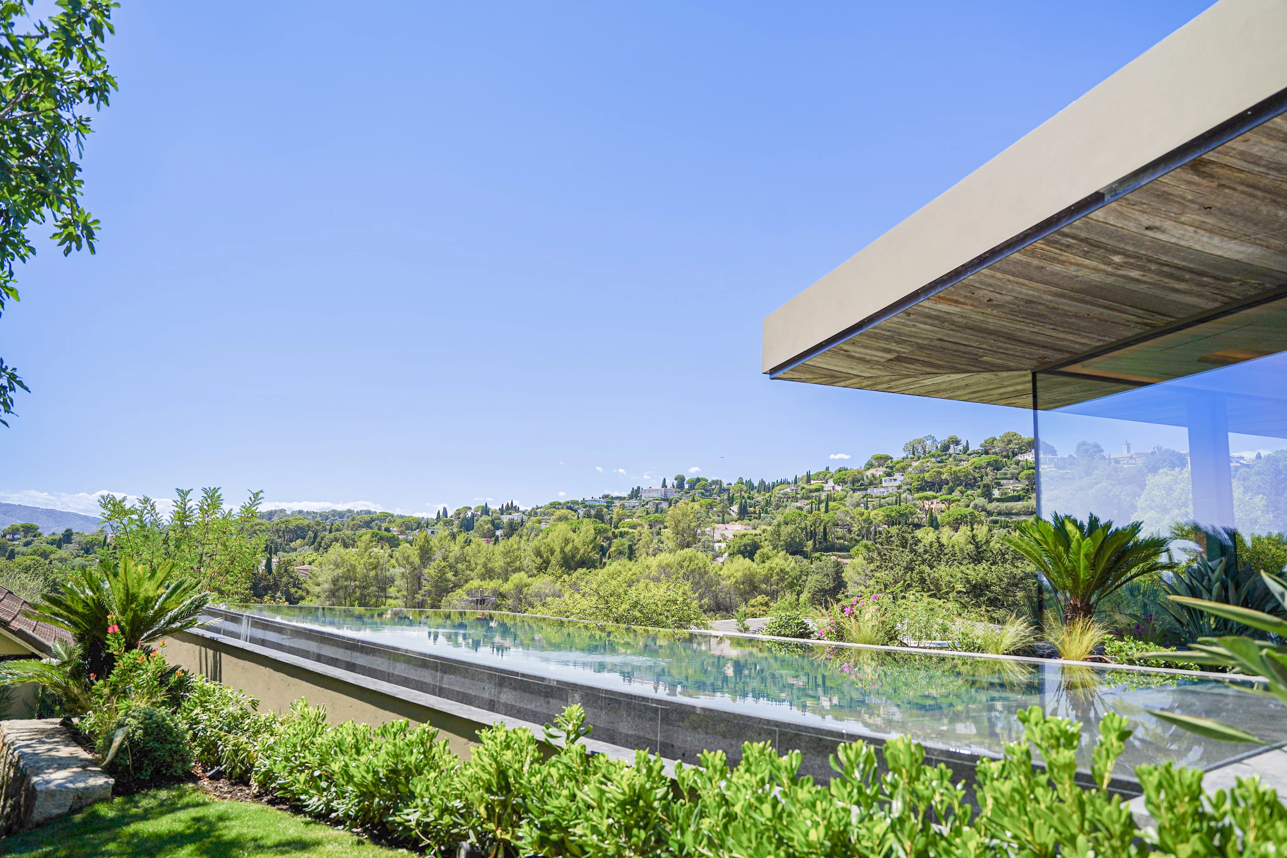 Mougins: Elegant 4-Bedroom Contemporary Villa with Heated Pool