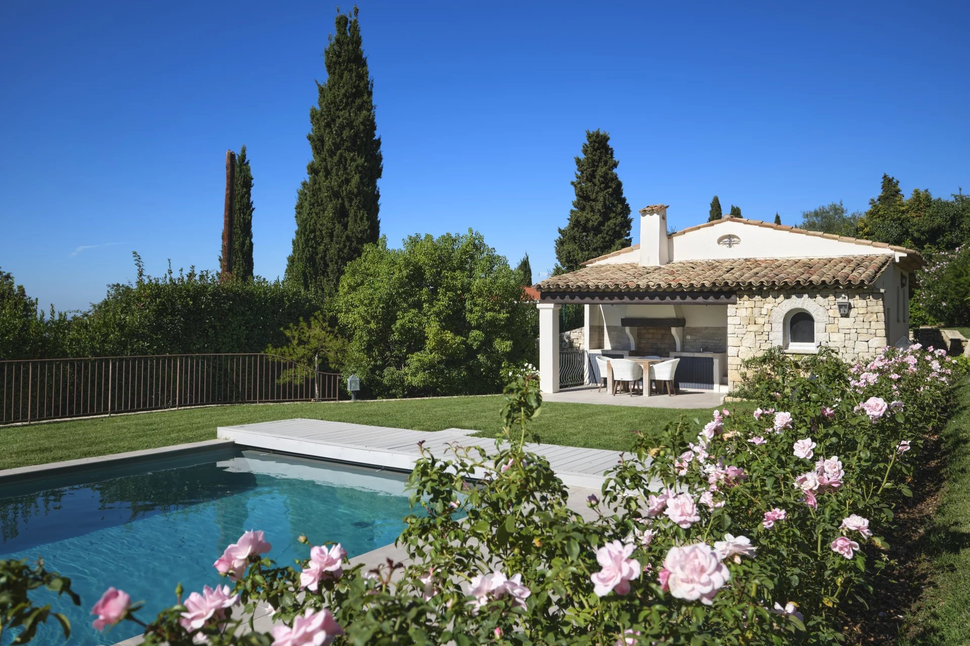 Chateauneuf-Grasse - Elegant villa with guest house and spectacular views of the hills and the sea
