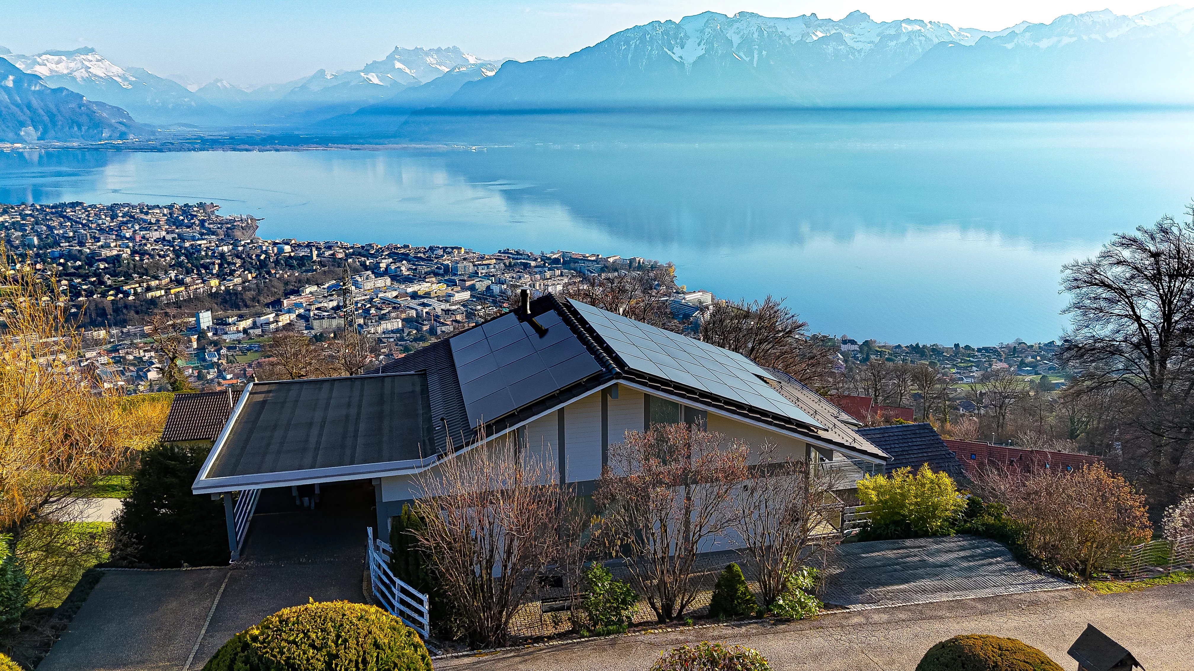 EXCLUSIVITÉ : Villa contemporaine avec vue panoramique sur le lac et les Alpes
