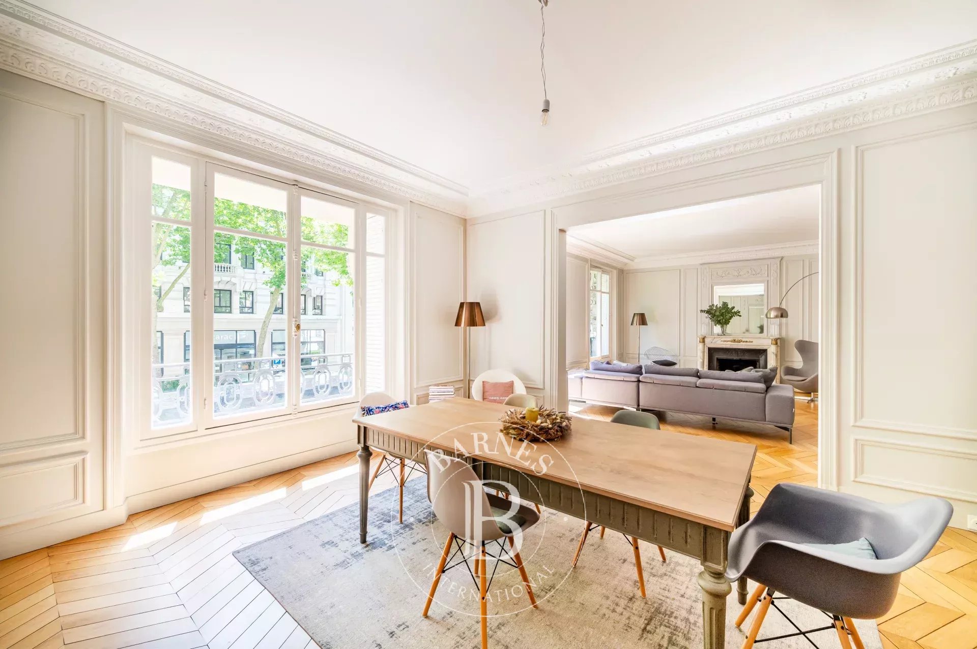 Neuilly Peretti Mairie - renovated family apartment with reception rooms