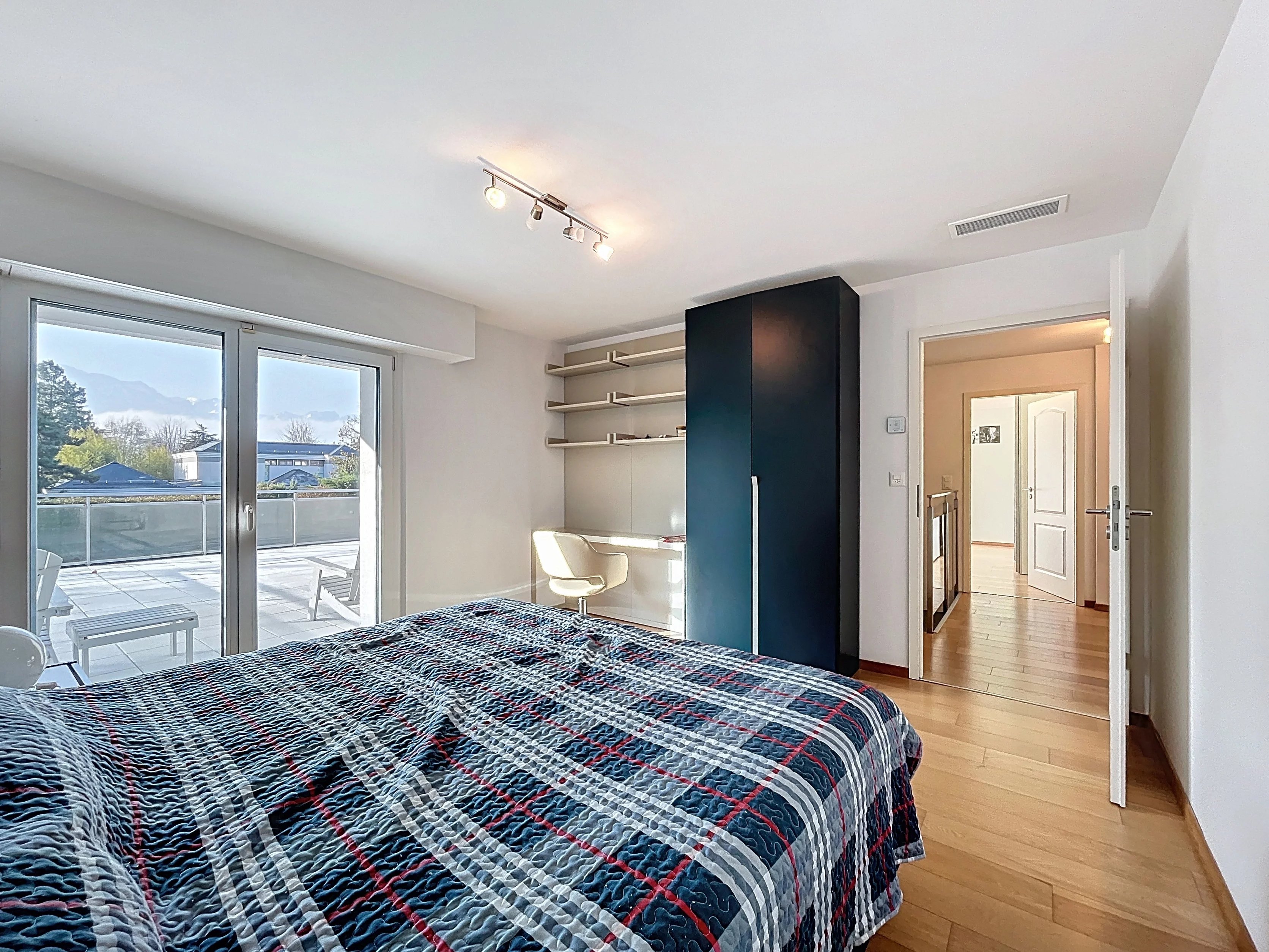 Villa lumineuse proche École Internationale