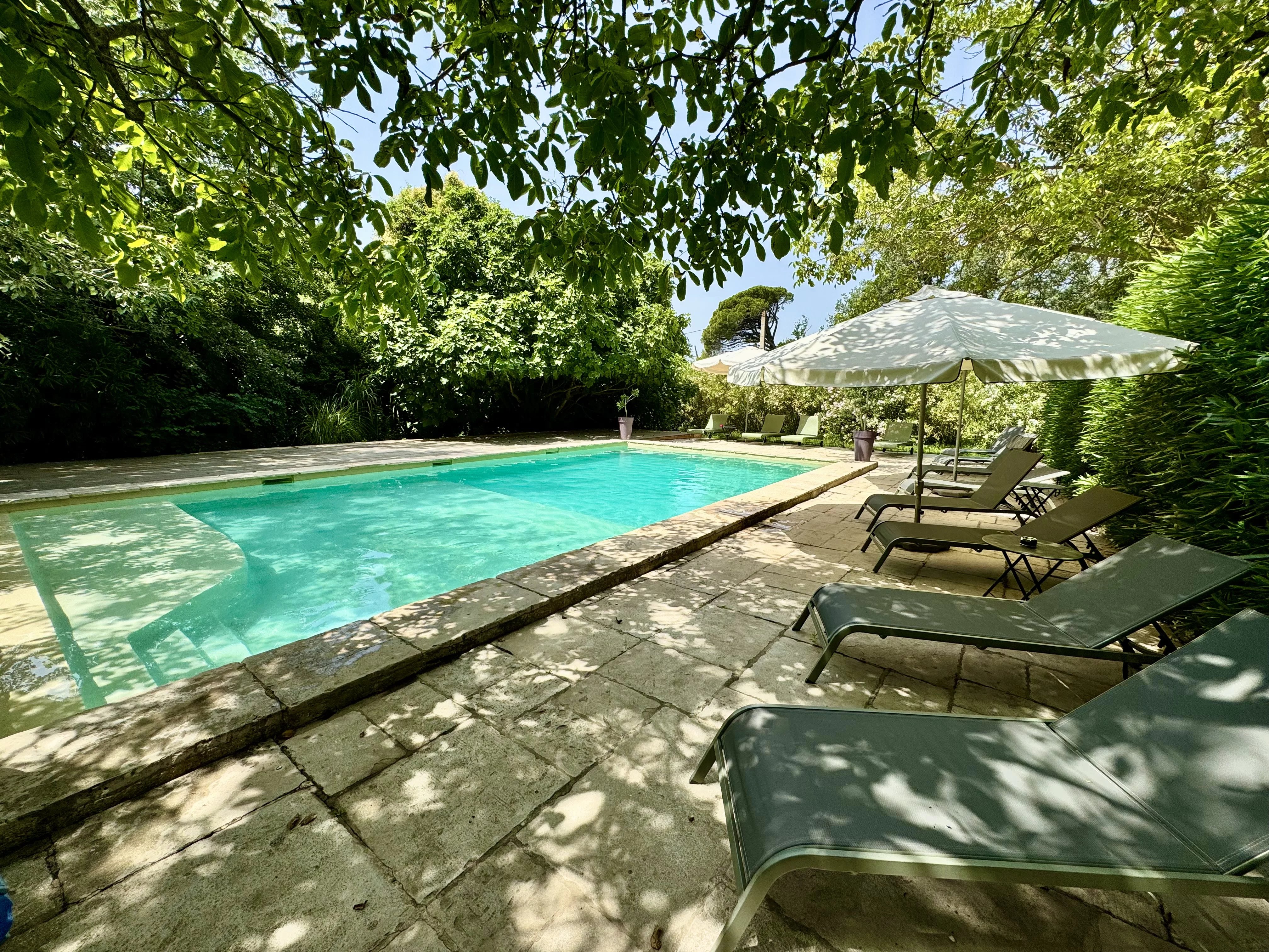 Bastide de provençale du XVIe siècle en port de Sorgues
