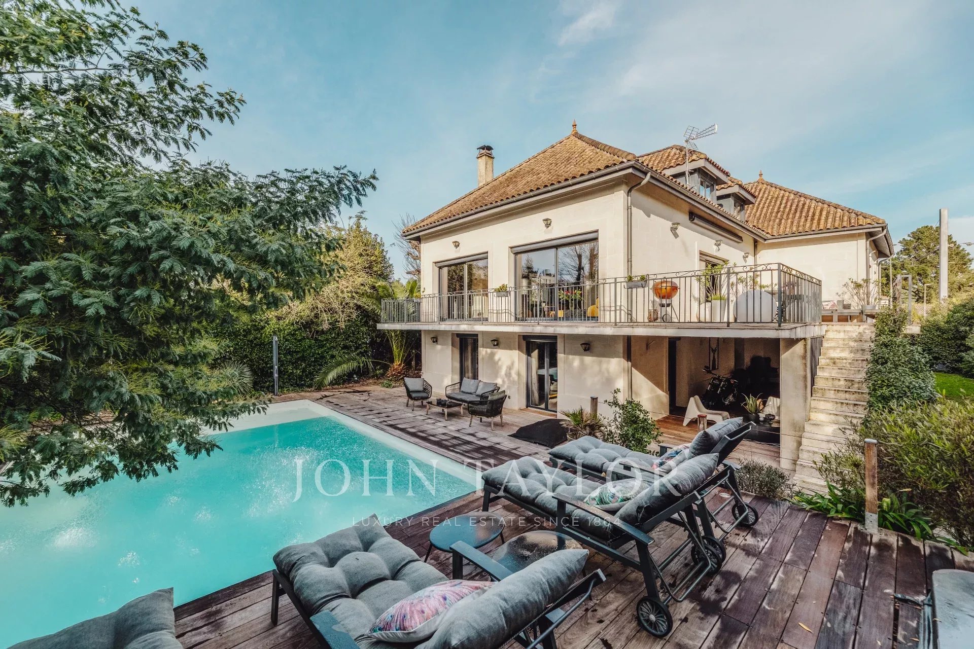 EXCLUSIVITÉ - MAISON DE MAÎTRE EN PIERRE - JARDIN - PISCINE - GARAGE - JOHN TAYLOR