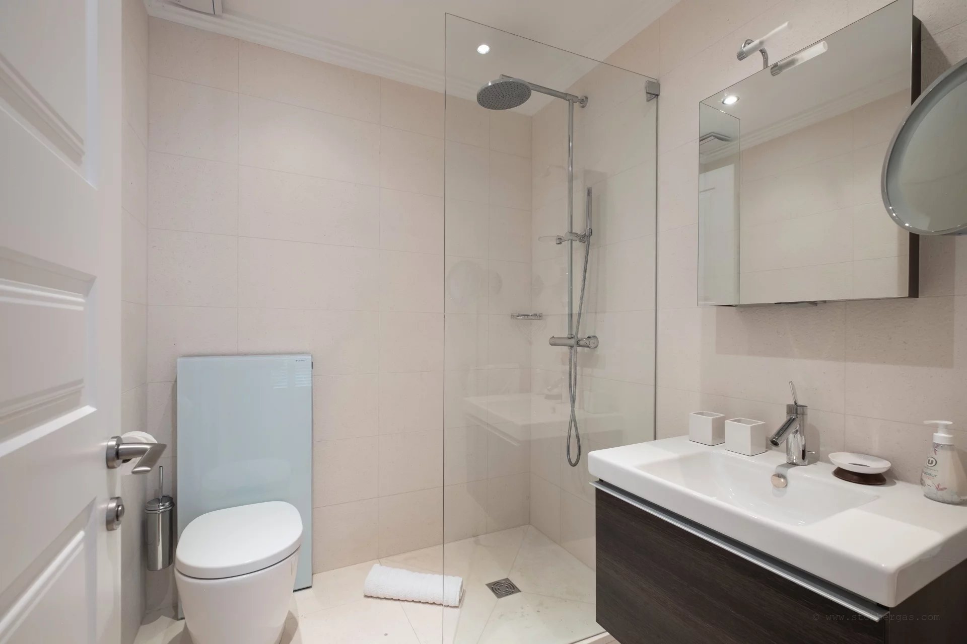 Provencal villa with flat gardens, pool and sea views