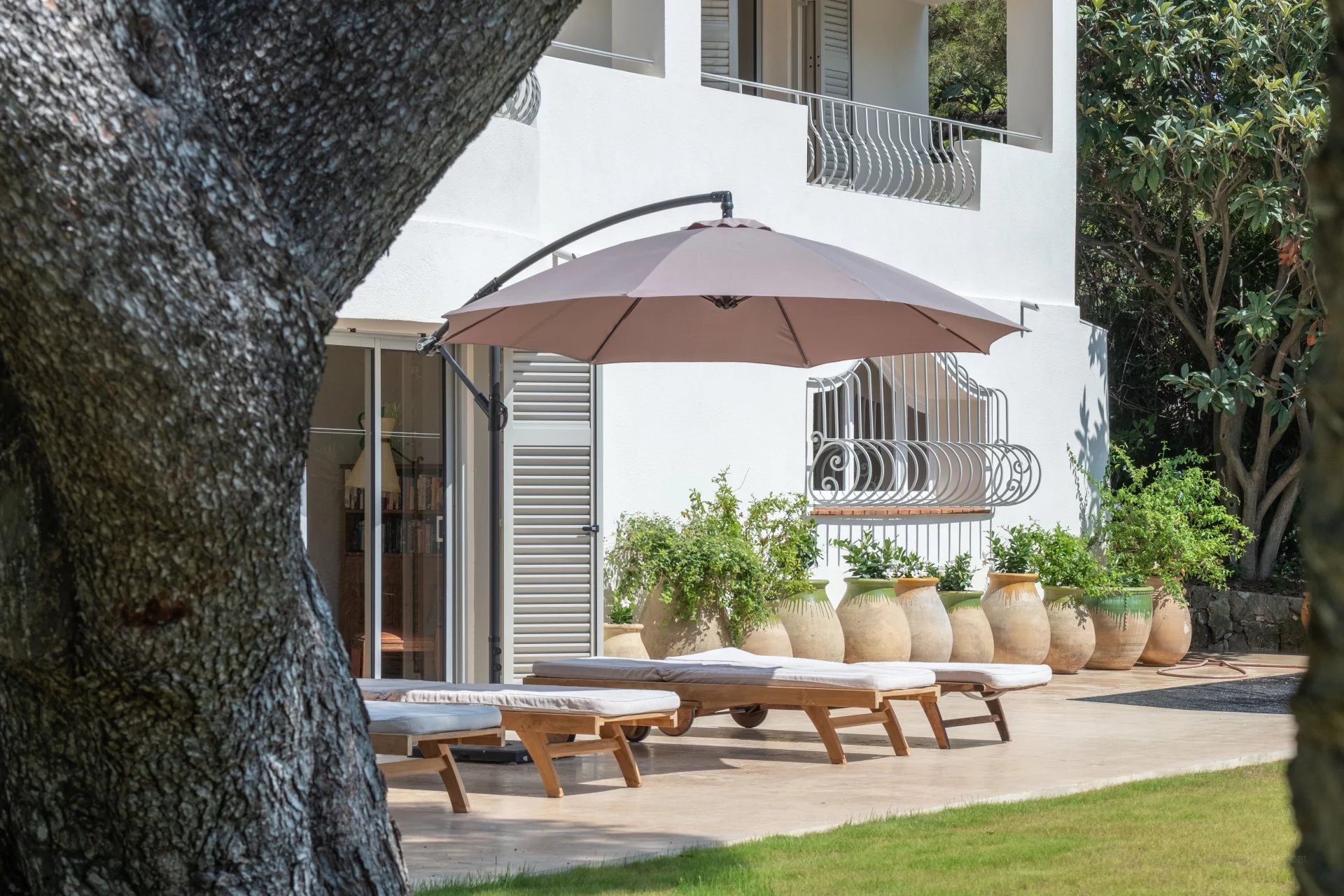 Provencal villa with flat gardens, pool and sea views