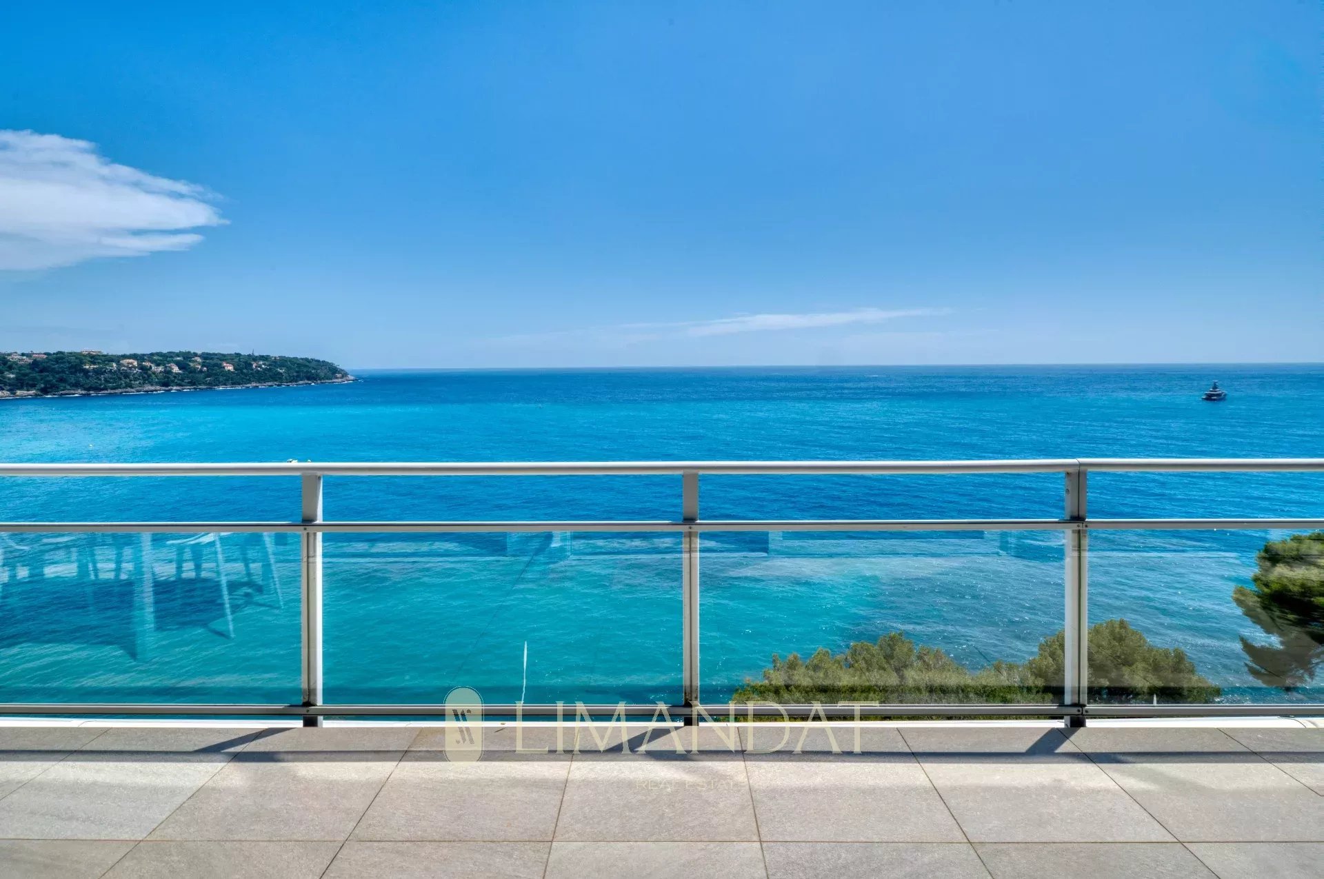 Roquebrune Cap Martin - appartement  d'exception 112 m2 - terrasse 24m2 - garage fermé de 45 m2