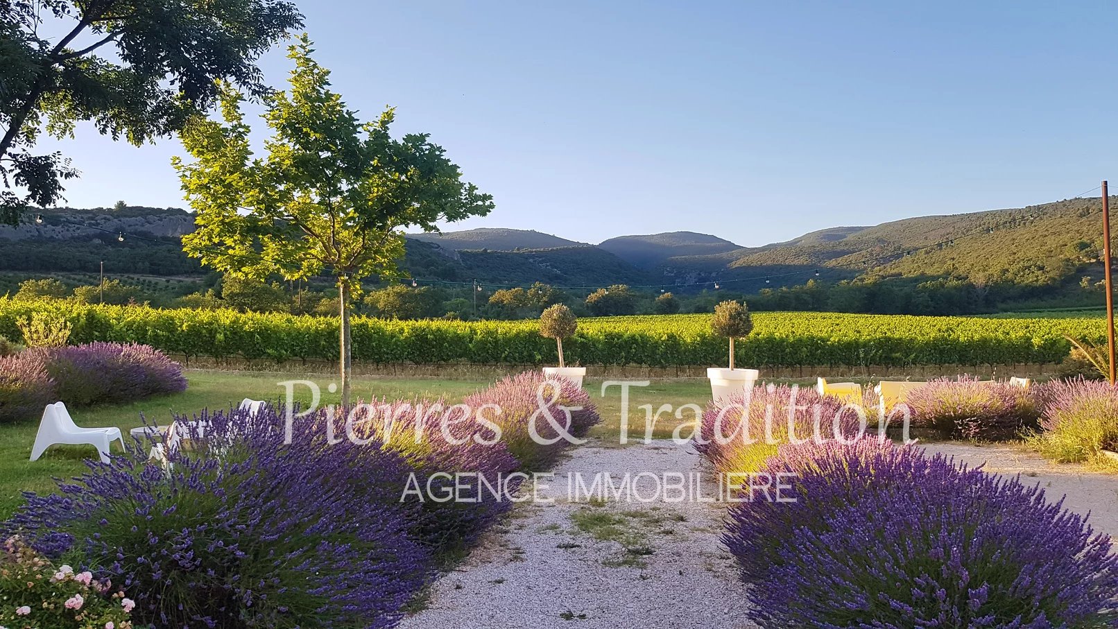 Provence, Luberon, Beautiful property with swimming pool and land in Saint Saturnin les Apt.