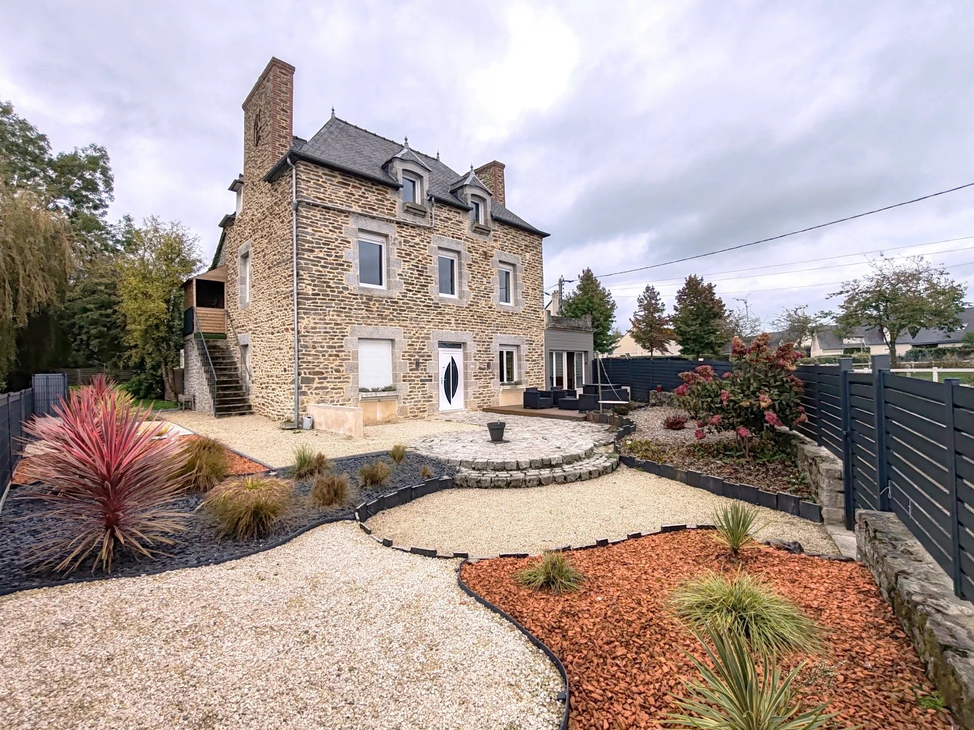 Maison de caractère en centre-ville + Studio