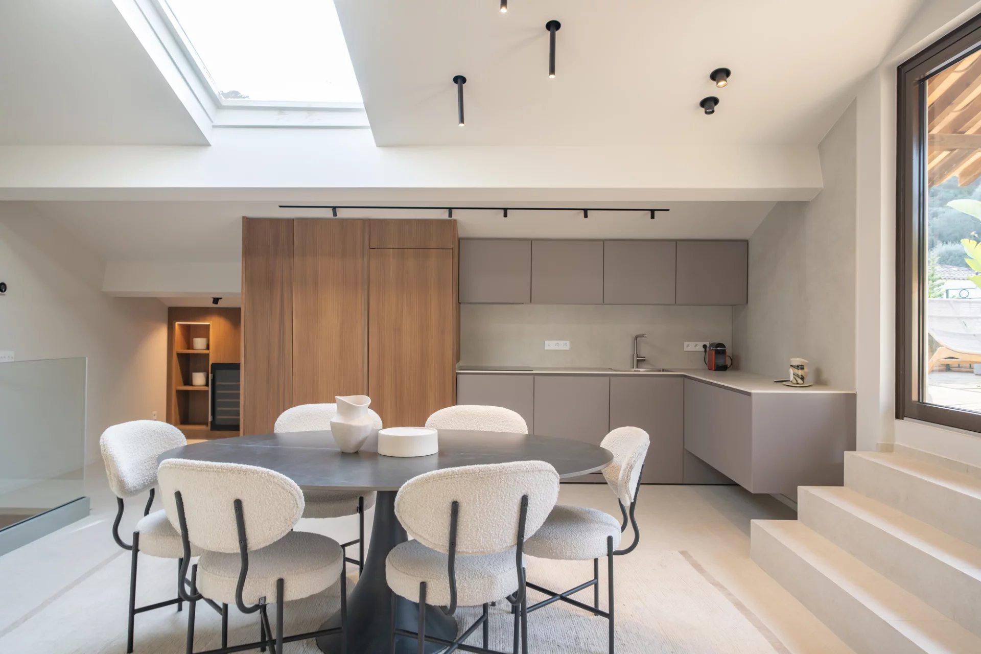 3-bedroom top floor duplex with rooftop terrace and sea views