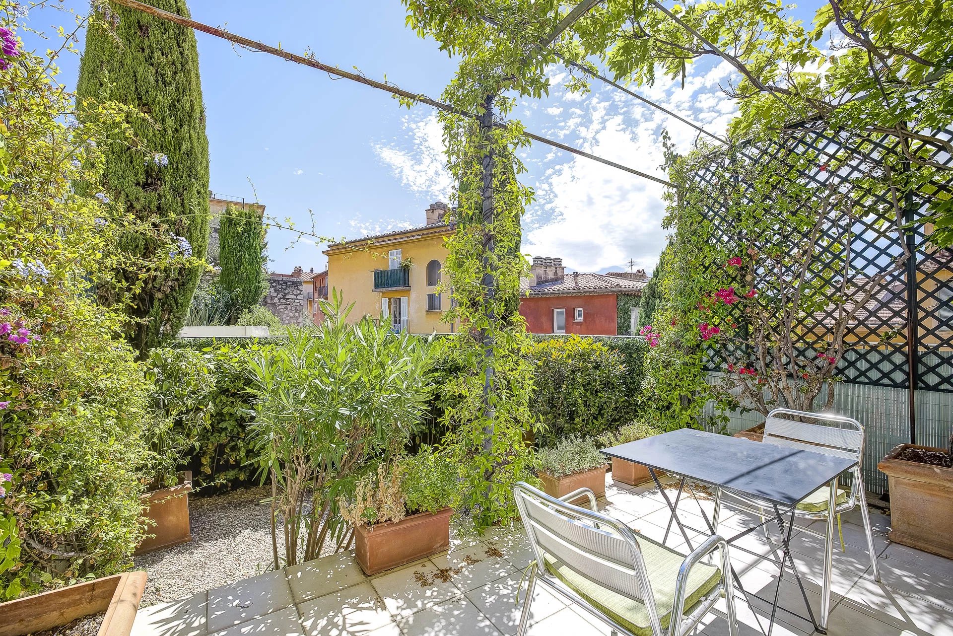 VIEUX NICE - SUPERBE 2 PIÈCES AVEC TERRASSE ET JARDIN