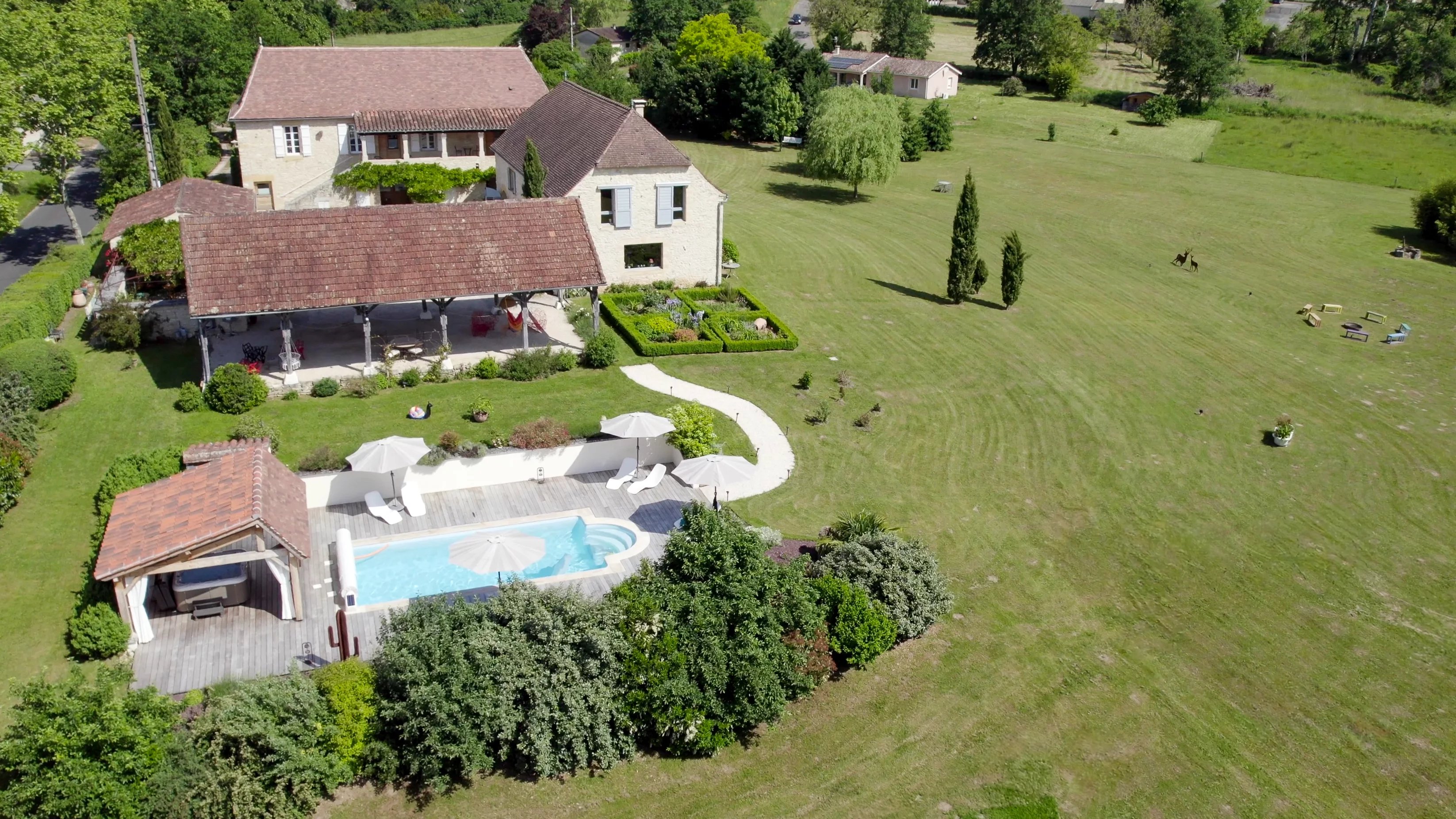 Superbe propriété de charme dans le Quercy avec 3 gîtes et une piscine – Un refuge élégant à la campagne