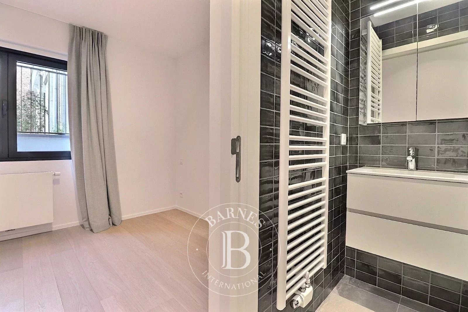 In the heart of Brussels - Renovated duplex 2bed + terrace + parking (optional)