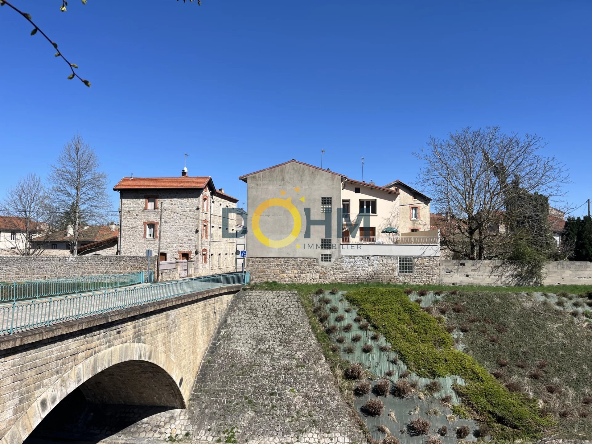 IMMEUBLE DE RAPPORT 4 APPARTEMENTS ET 3 GARAGES CENTRE ST-BO