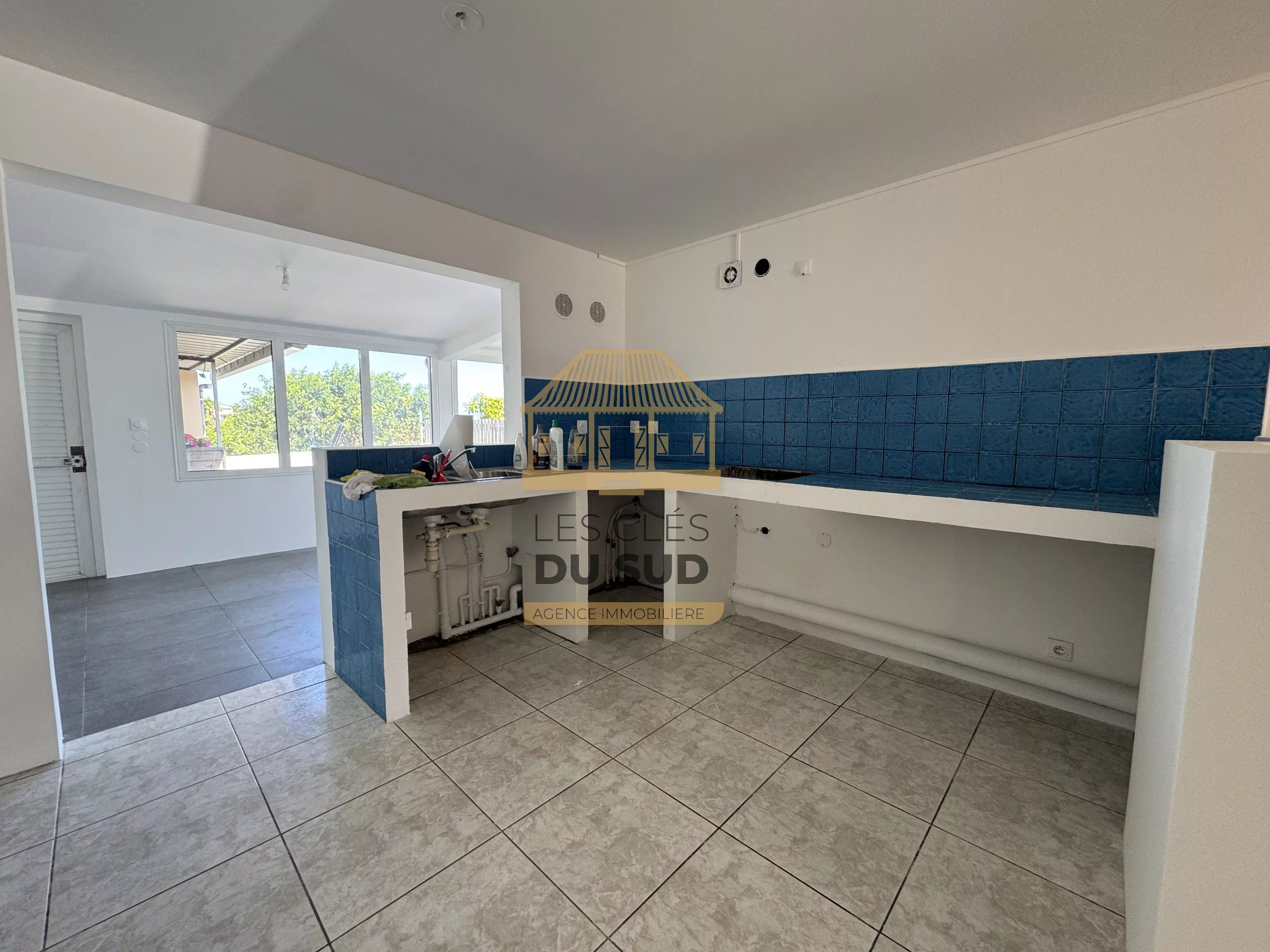 SAINT-JOSEPH CENTRE – MAISON À ÉTAGE 3 CHAMBRES – PROCHE COMMODITÉS À PIED